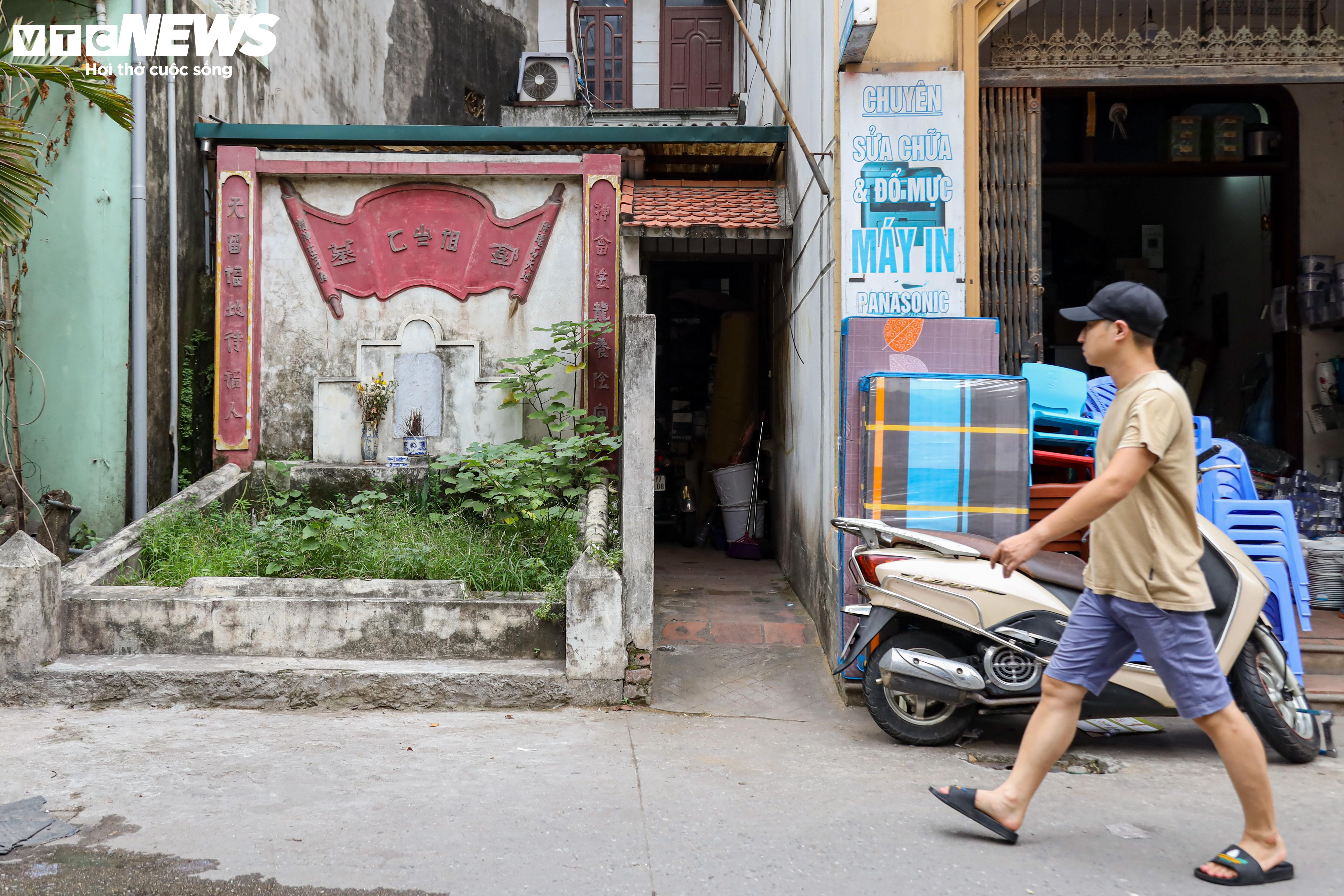 Nhà người sống chen với mộ người chết ngay giữa 'tấc đất tấc vàng' Hà Nội - 17
