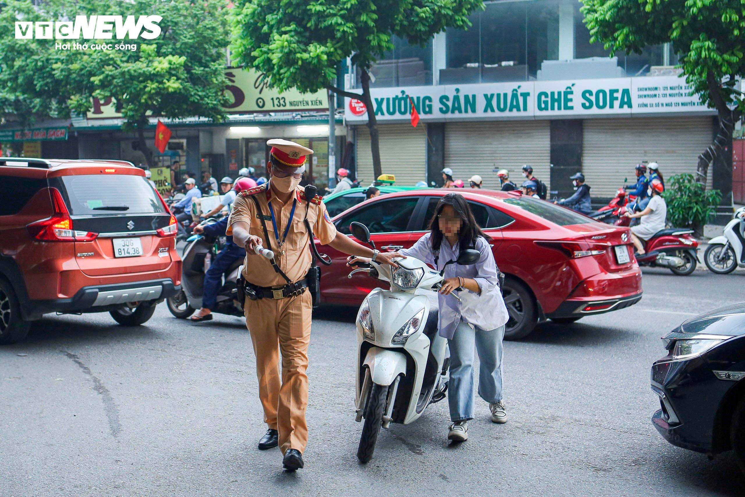 Để con chưa đủ tuổi lái xe máy đi học, cả phụ huynh và học sinh bị xử phạt - 6