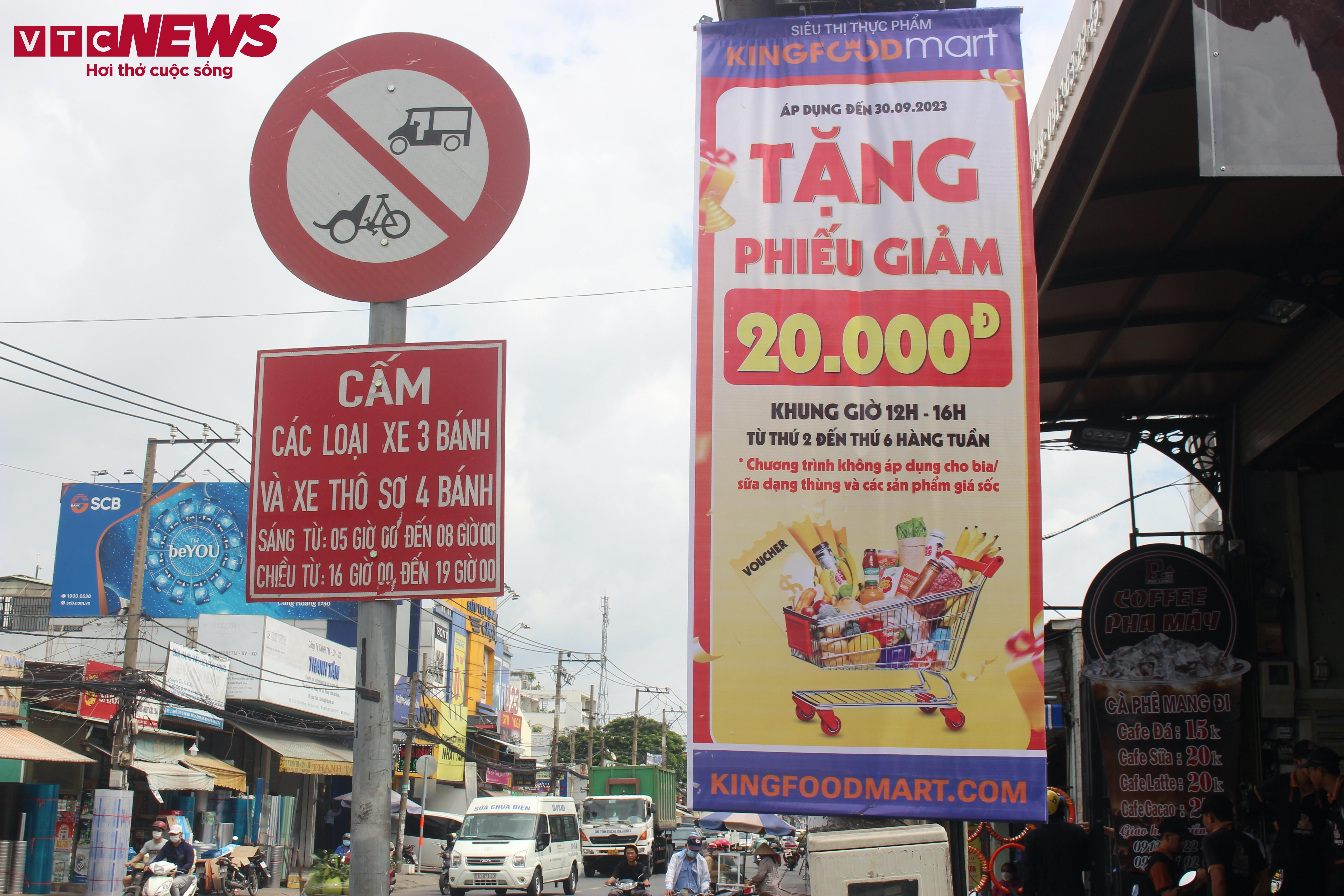 Cột điện, cây xanh ở TP.HCM bị băng rôn, biển quảng cáo bủa vây - 2