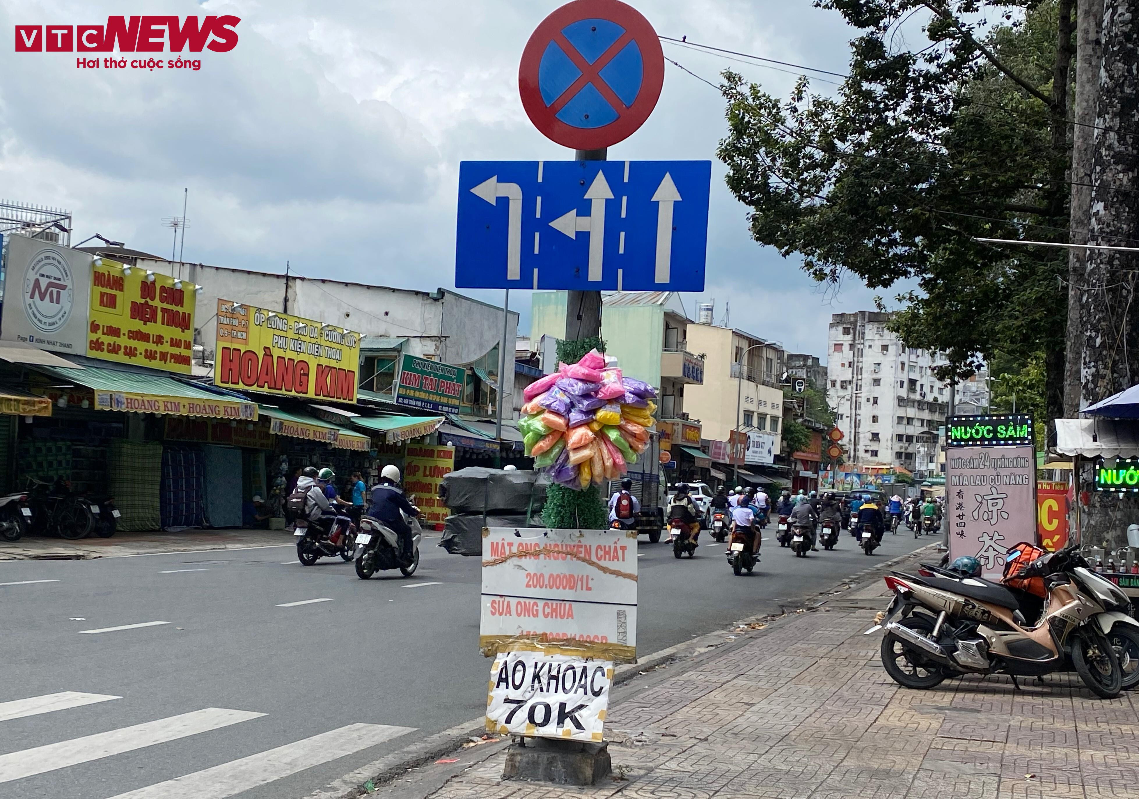 Cột điện, cây xanh ở TP.HCM bị băng rôn, biển quảng cáo bủa vây - 8