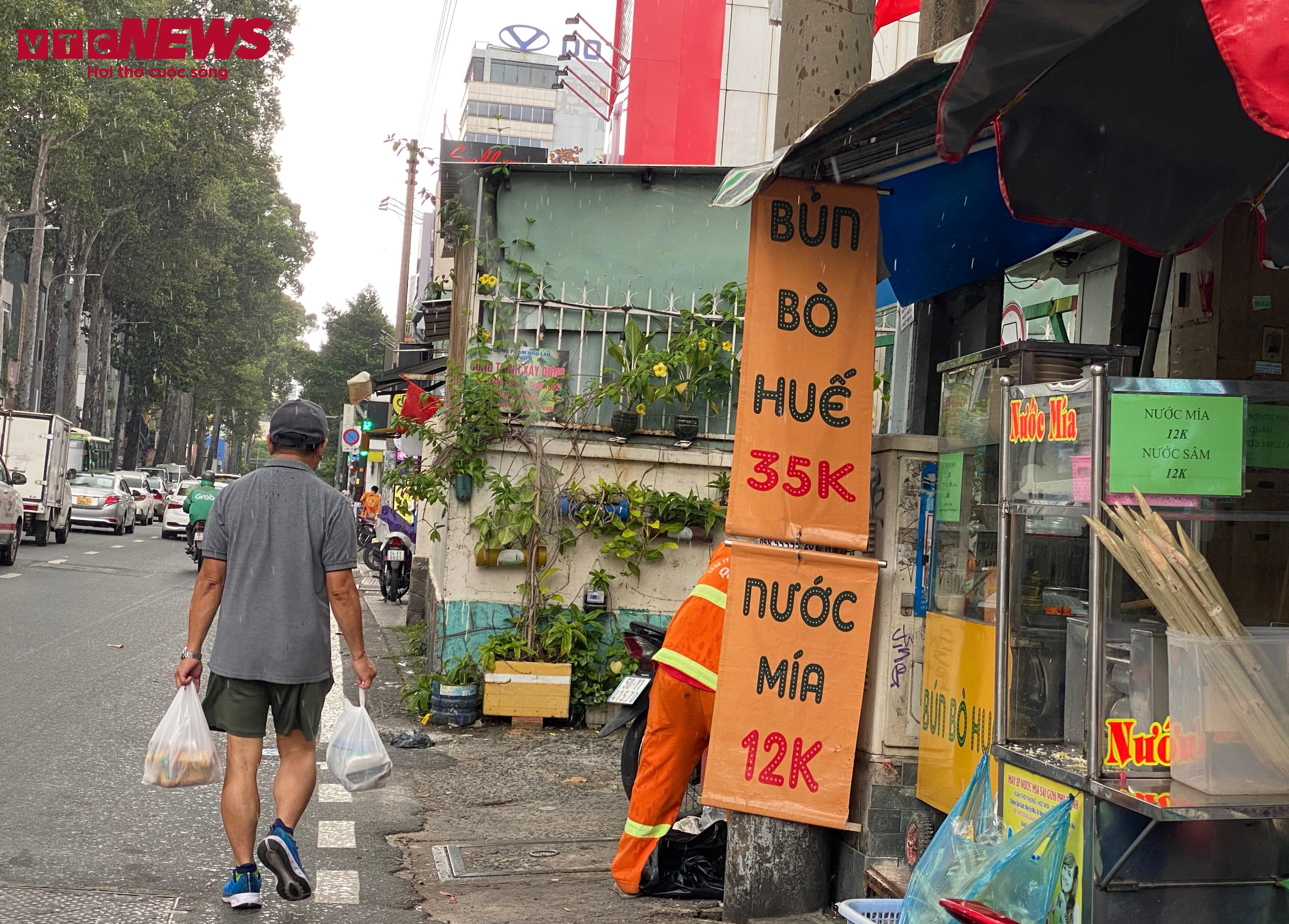 Cột điện, cây xanh ở TP.HCM bị băng rôn, biển quảng cáo bủa vây - 9