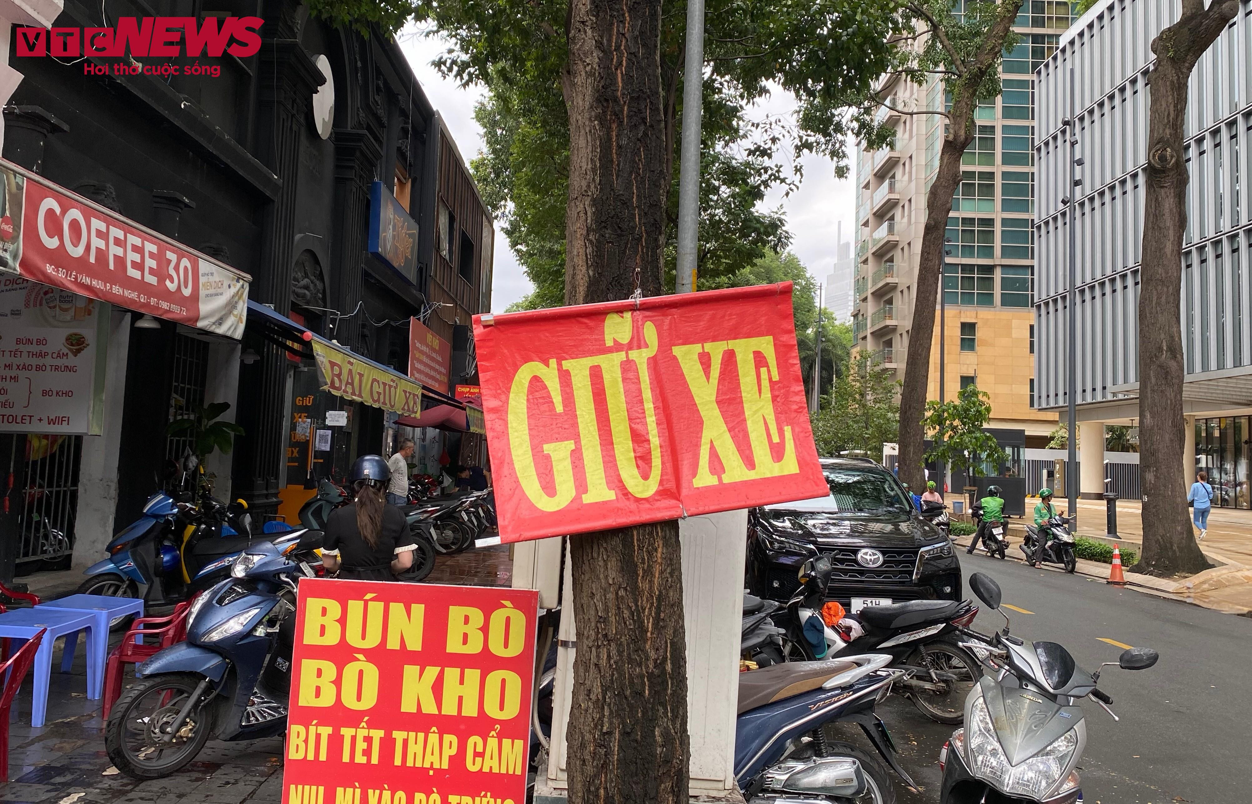 Cột điện, cây xanh ở TP.HCM bị băng rôn, biển quảng cáo bủa vây - 12