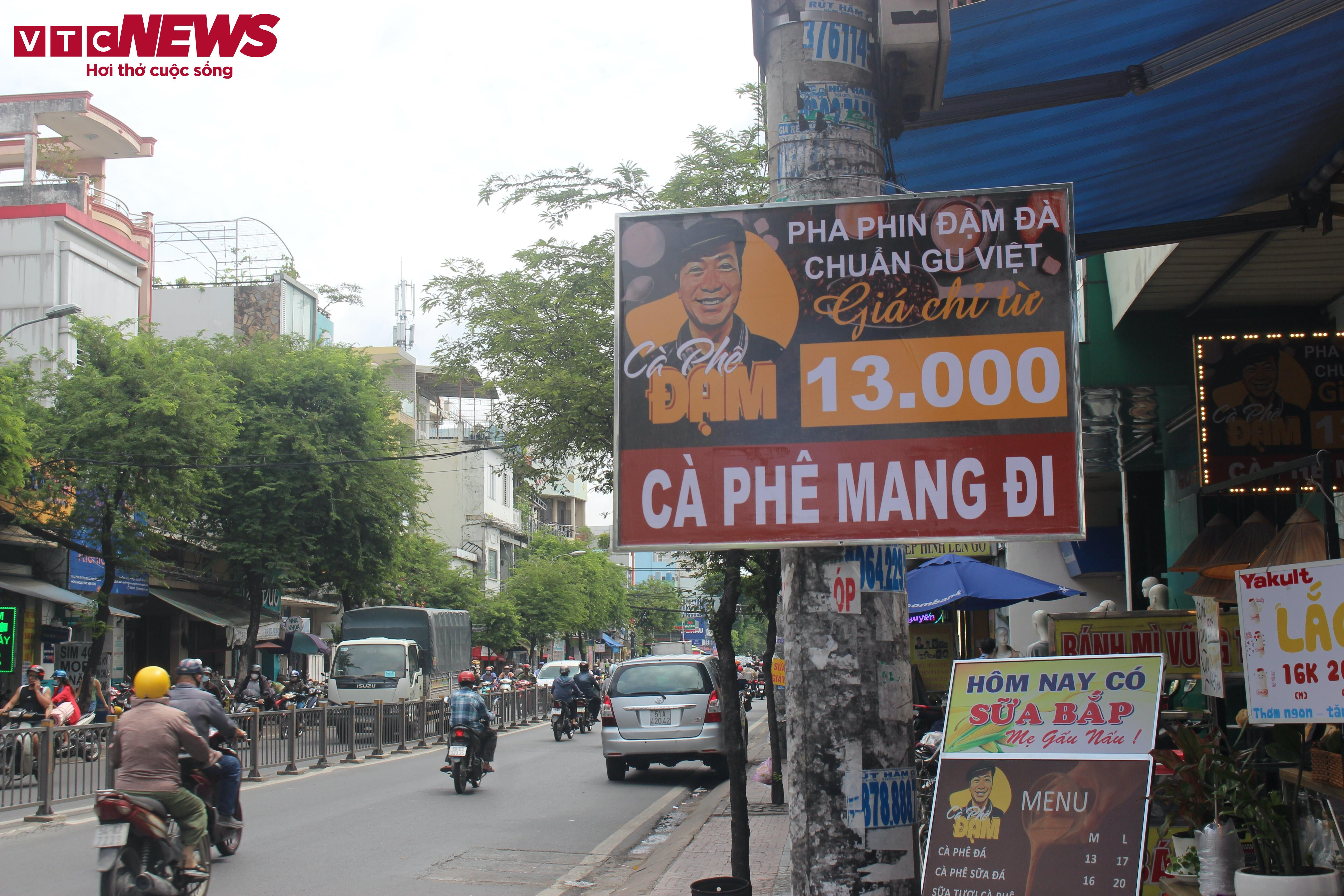 Cột điện, cây xanh ở TP.HCM bị băng rôn, biển quảng cáo bủa vây - 4