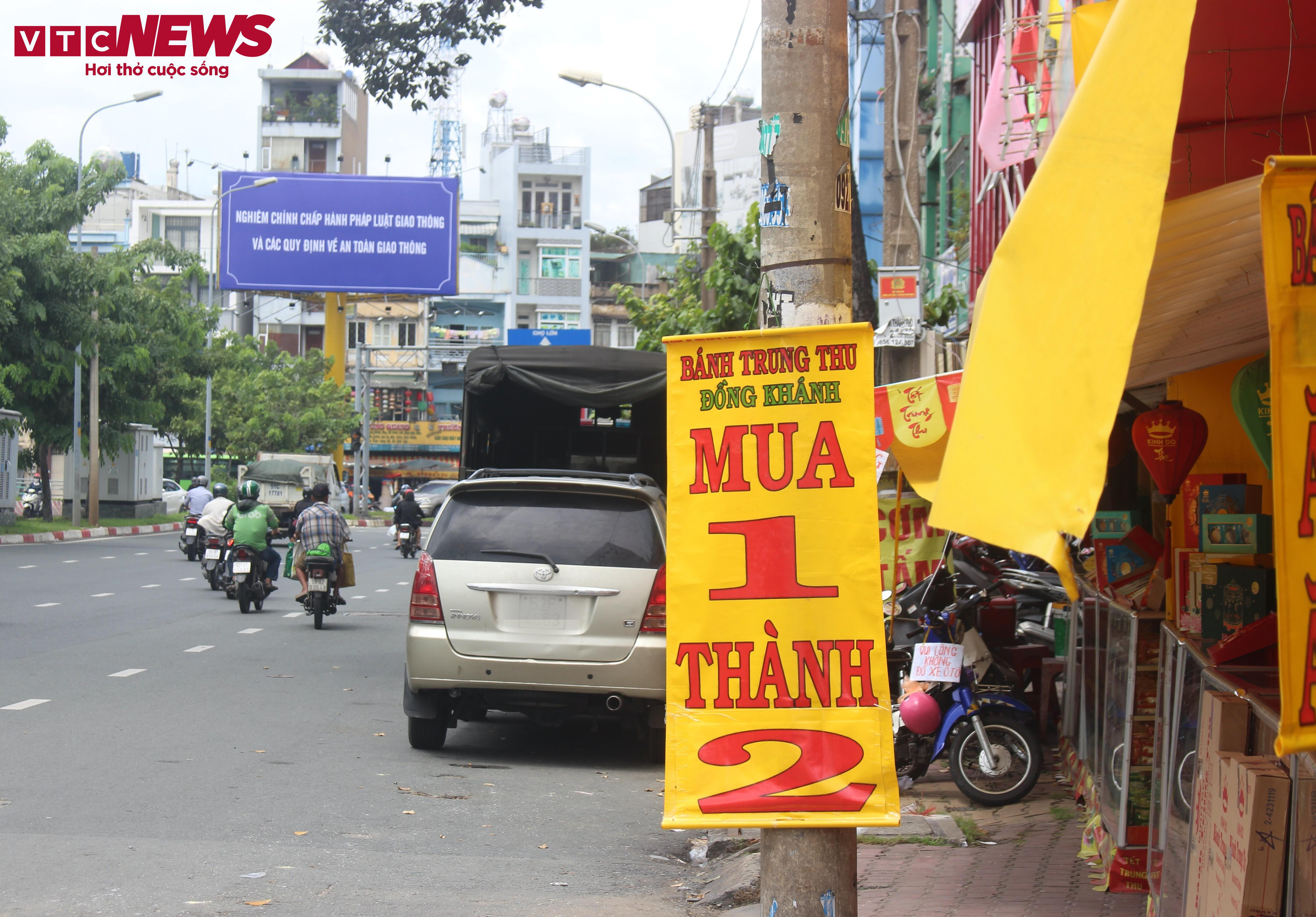 Cột điện, cây xanh ở TP.HCM bị băng rôn, biển quảng cáo bủa vây - 5