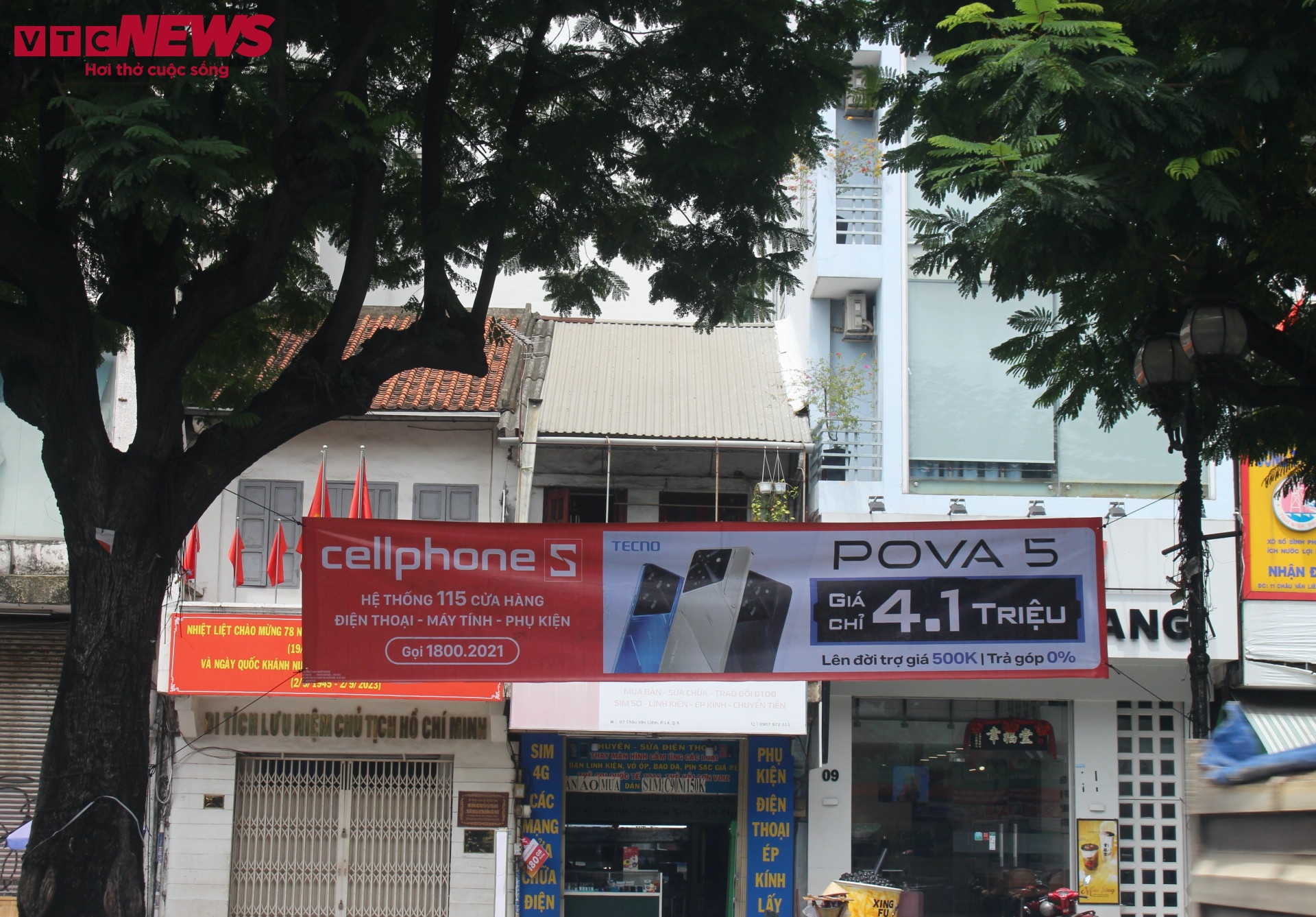 Cột điện, cây xanh ở TP.HCM bị băng rôn, biển quảng cáo bủa vây - 6