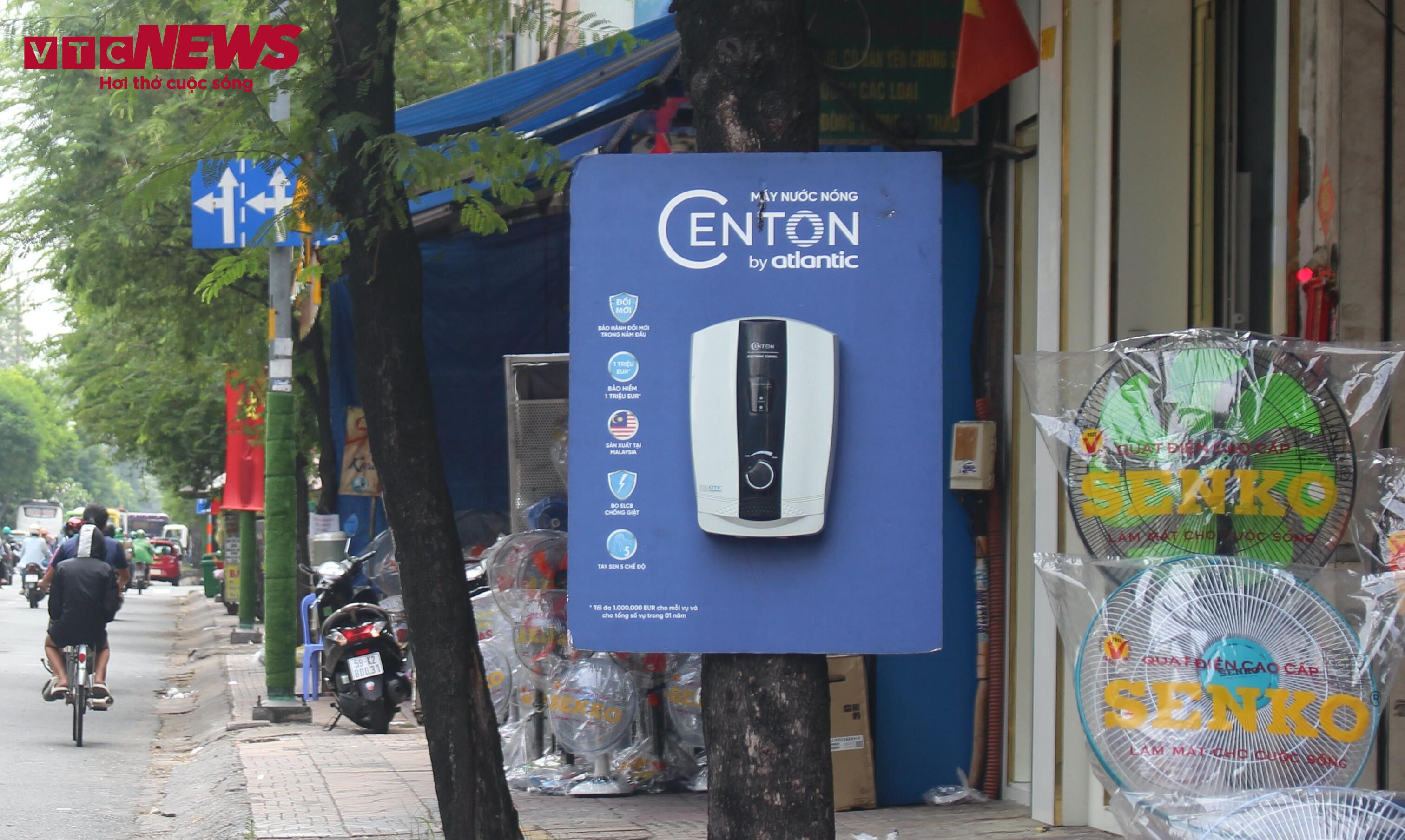 Cột điện, cây xanh ở TP.HCM bị băng rôn, biển quảng cáo bủa vây - 11