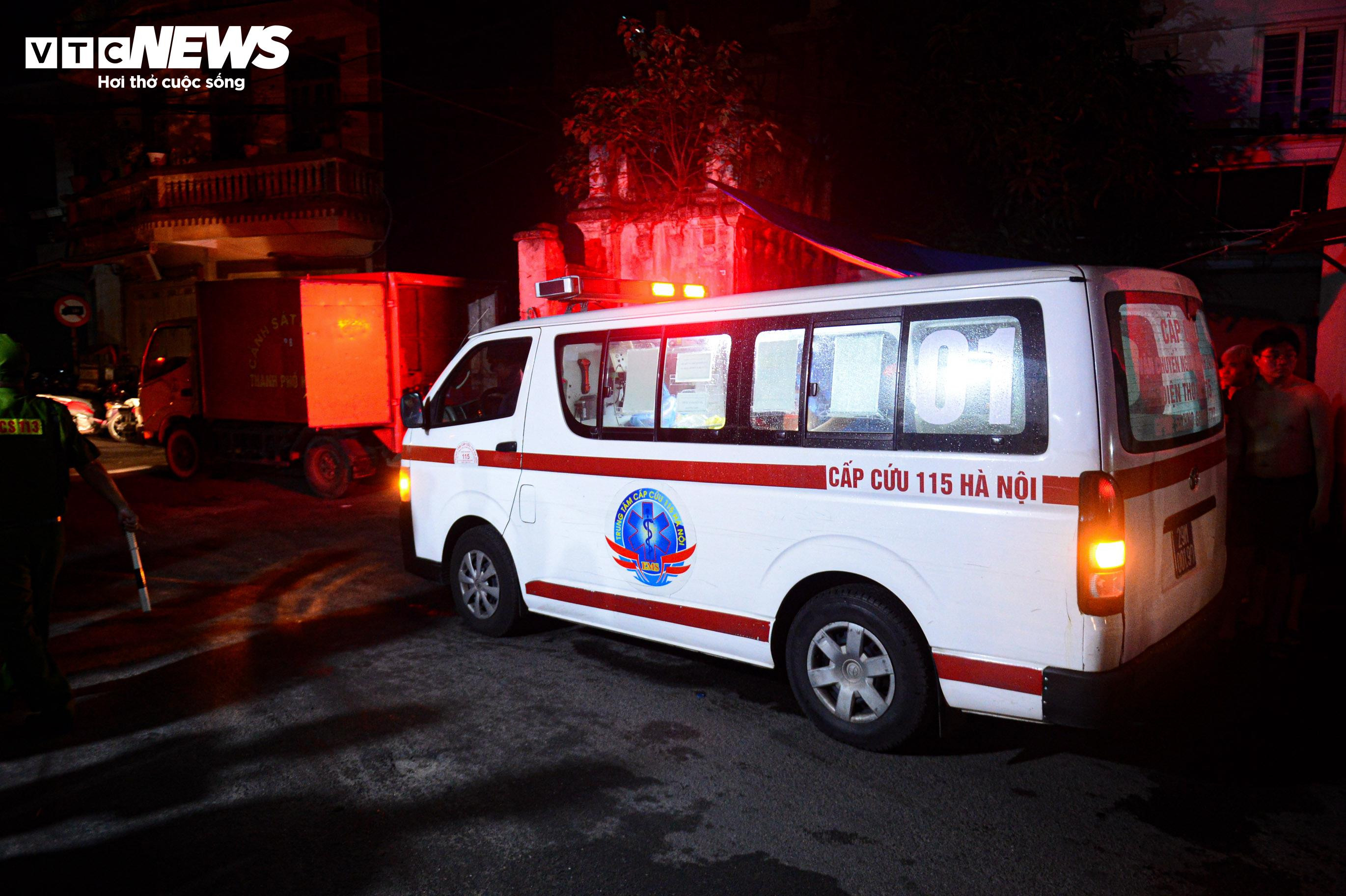 Hiện trường vụ cháy chung cư mini ở Hà Nội trong đêm, nhiều người ngất xỉu - 12