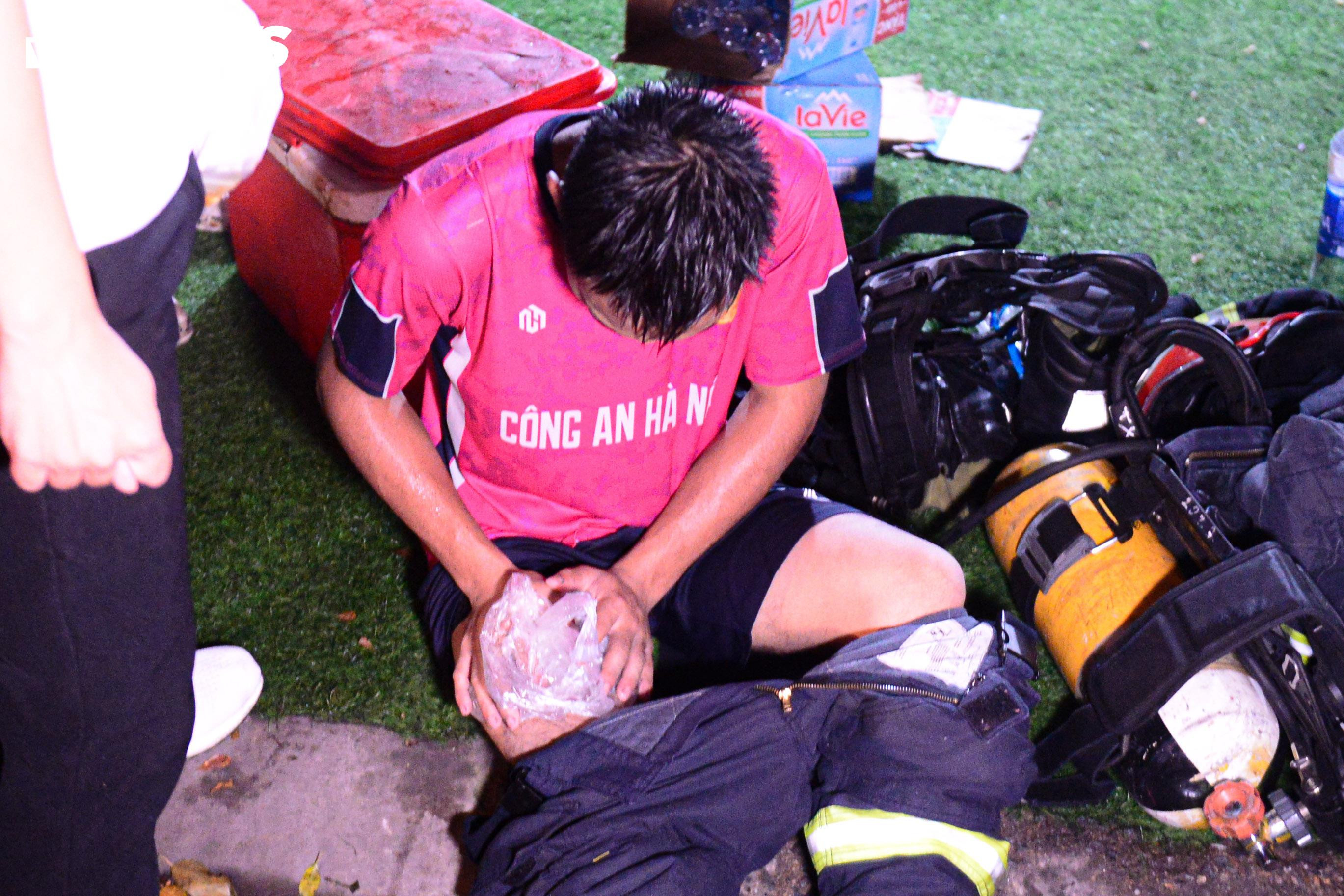 Hiện trường vụ cháy chung cư mini ở Hà Nội trong đêm, nhiều người ngất xỉu - 16