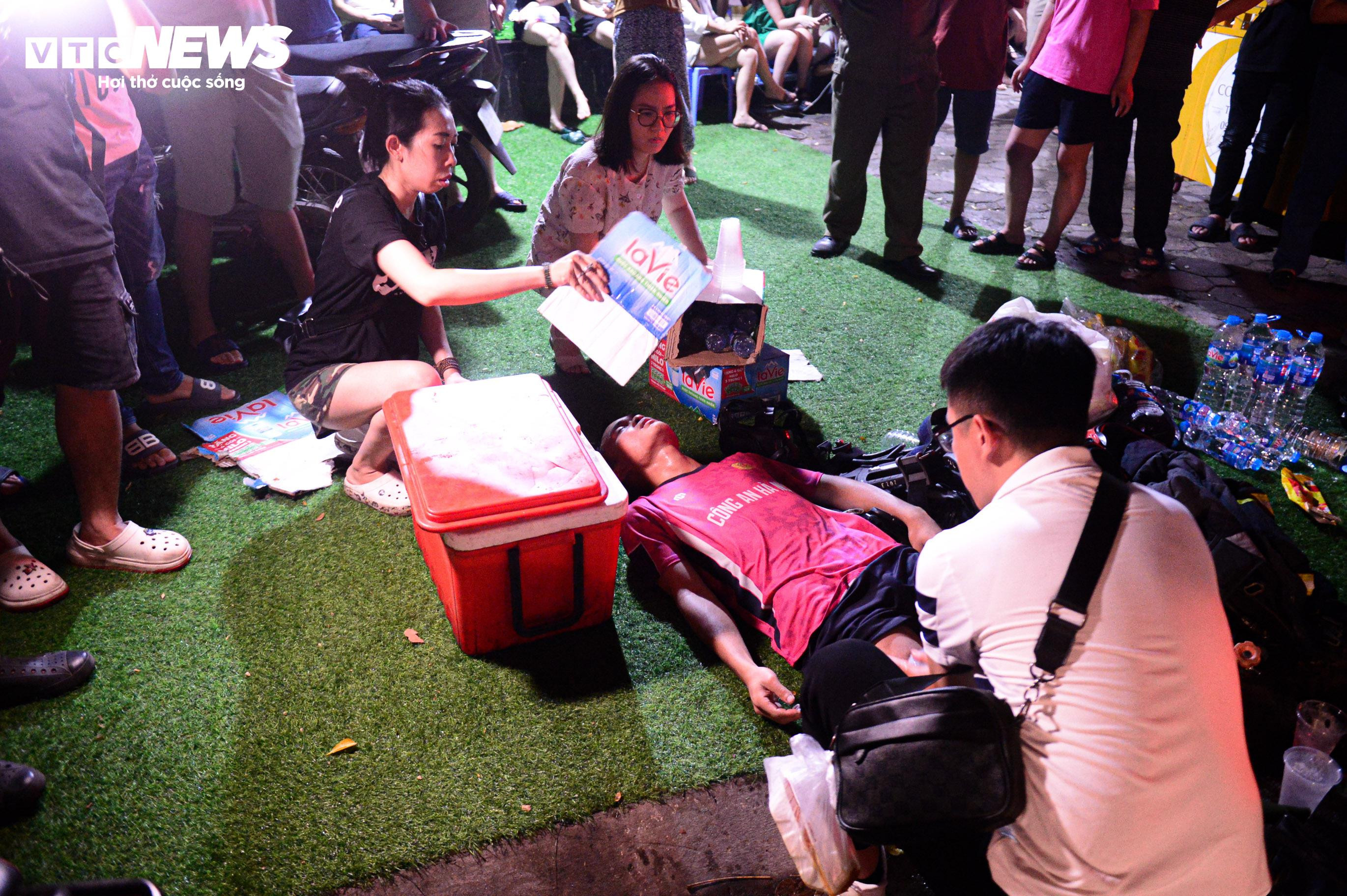 Hiện trường vụ cháy chung cư mini ở Hà Nội trong đêm, nhiều người ngất xỉu - 14