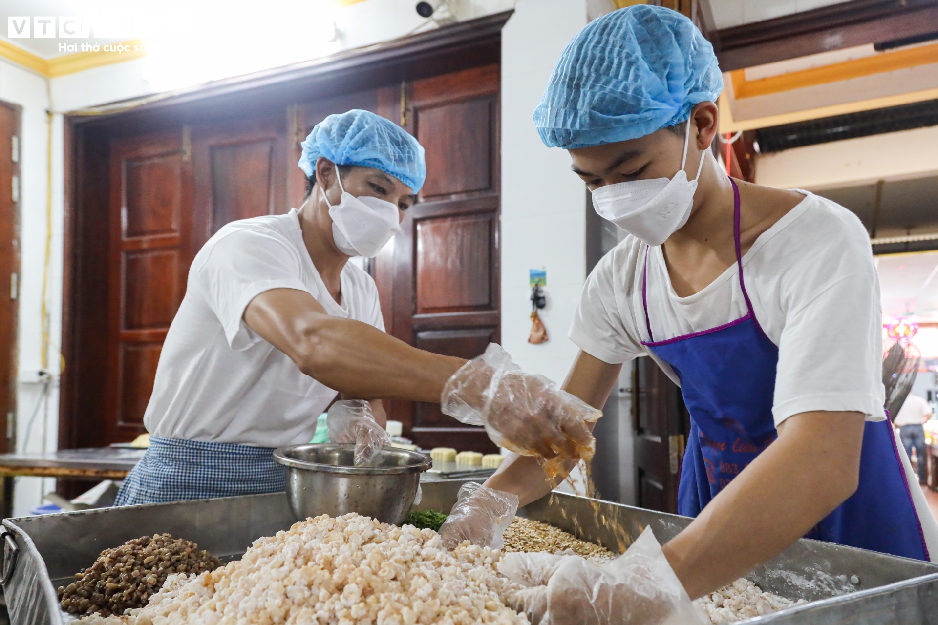 Cảnh sản xuất bánh Trung thu siêu hút khách ở làng nghề nổi tiếng Hà Nội - 4