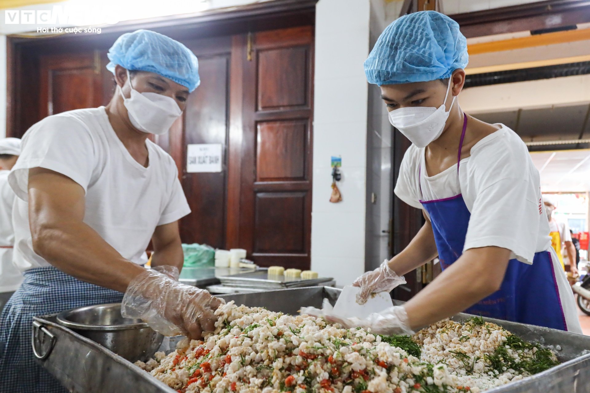 Cảnh sản xuất bánh Trung thu siêu hút khách ở làng nghề nổi tiếng Hà Nội - 1