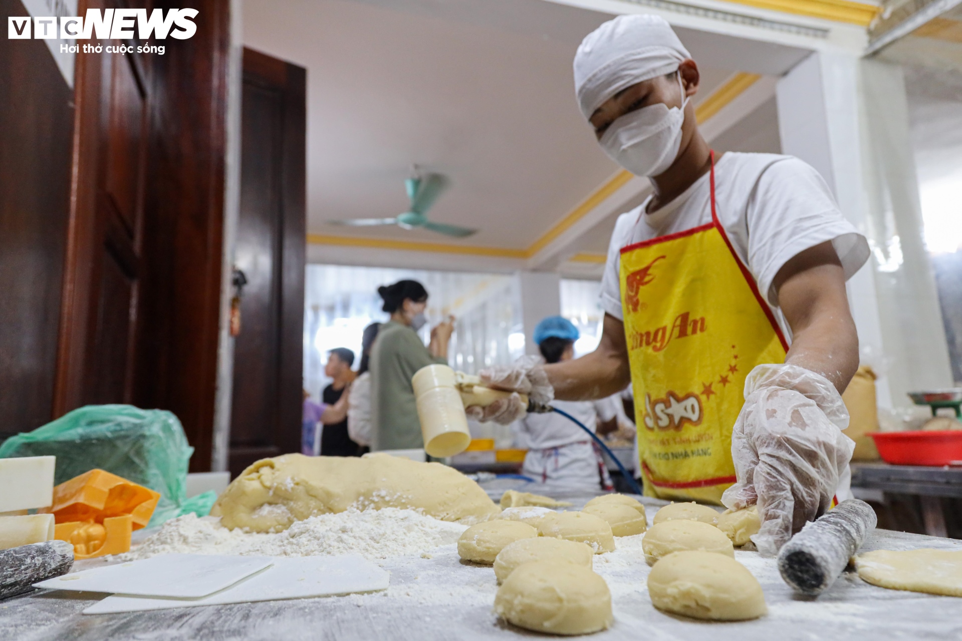 Cảnh sản xuất bánh Trung thu siêu hút khách ở làng nghề nổi tiếng Hà Nội - 7