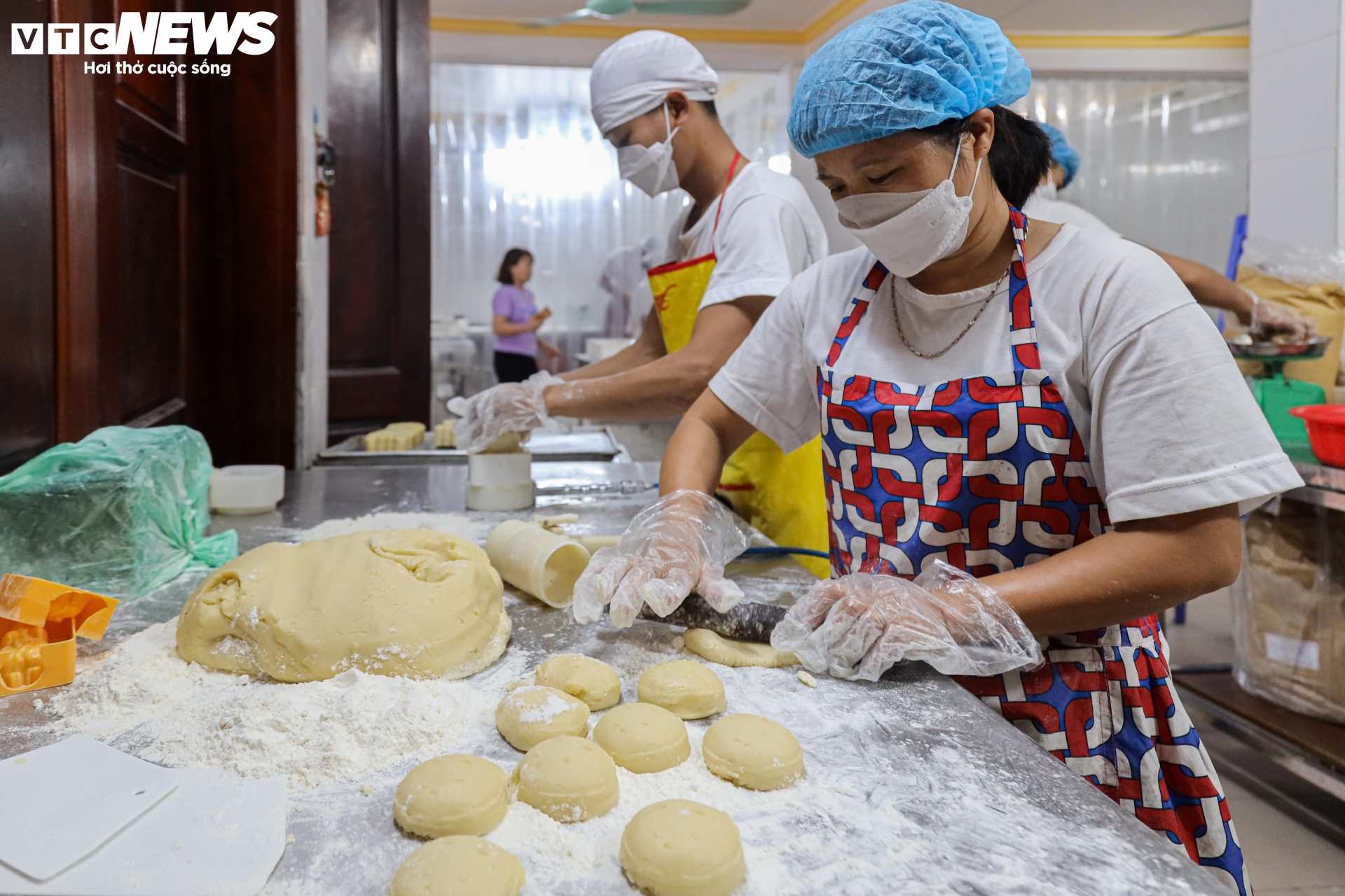 Cảnh sản xuất bánh Trung thu siêu hút khách ở làng nghề nổi tiếng Hà Nội - 8