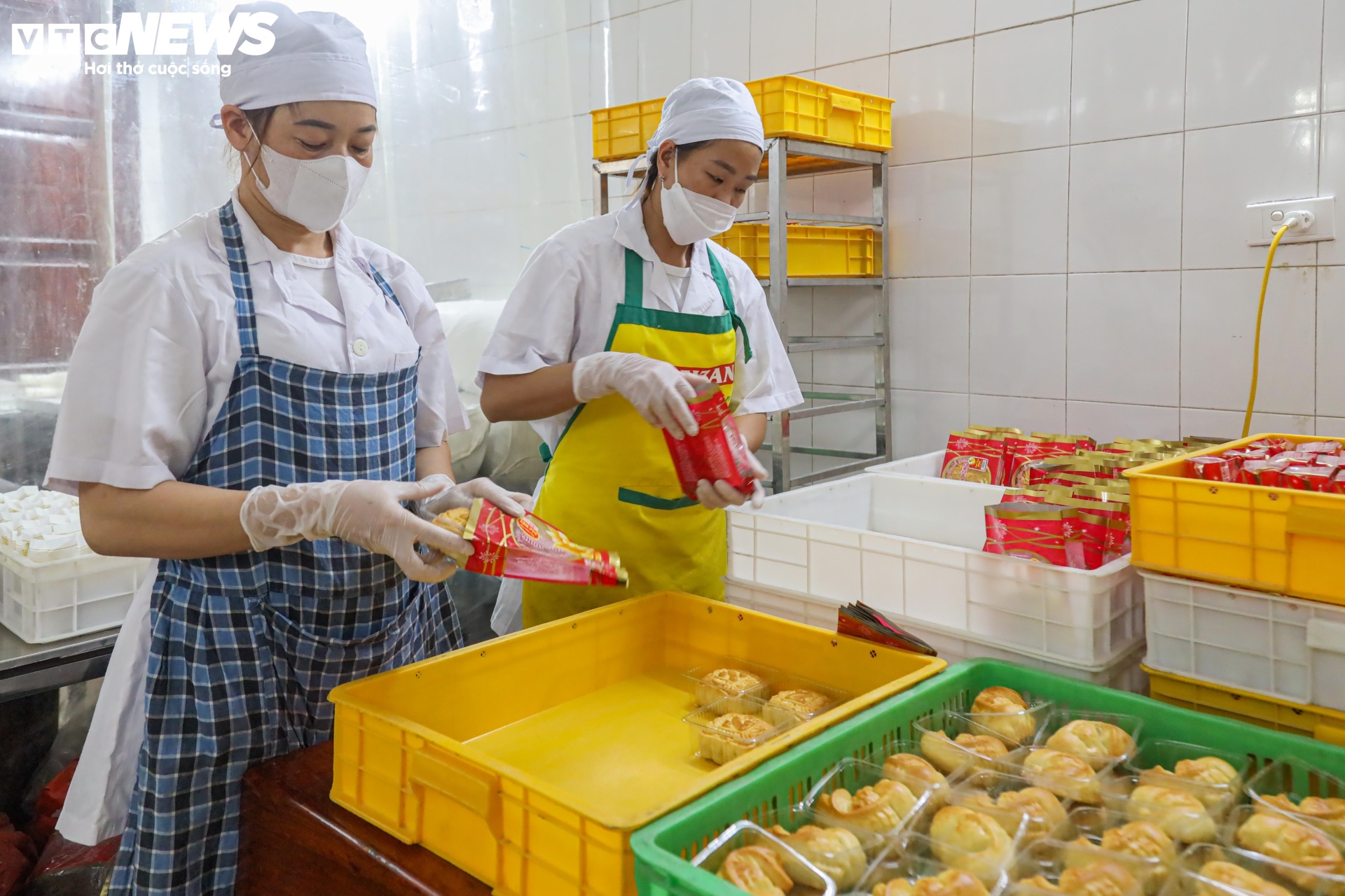 Cảnh sản xuất bánh Trung thu siêu hút khách ở làng nghề nổi tiếng Hà Nội - 17