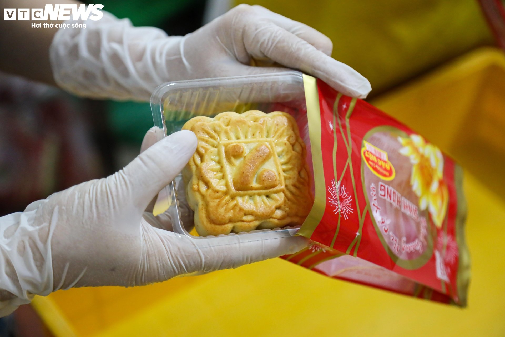 Cảnh sản xuất bánh Trung thu siêu hút khách ở làng nghề nổi tiếng Hà Nội - 18