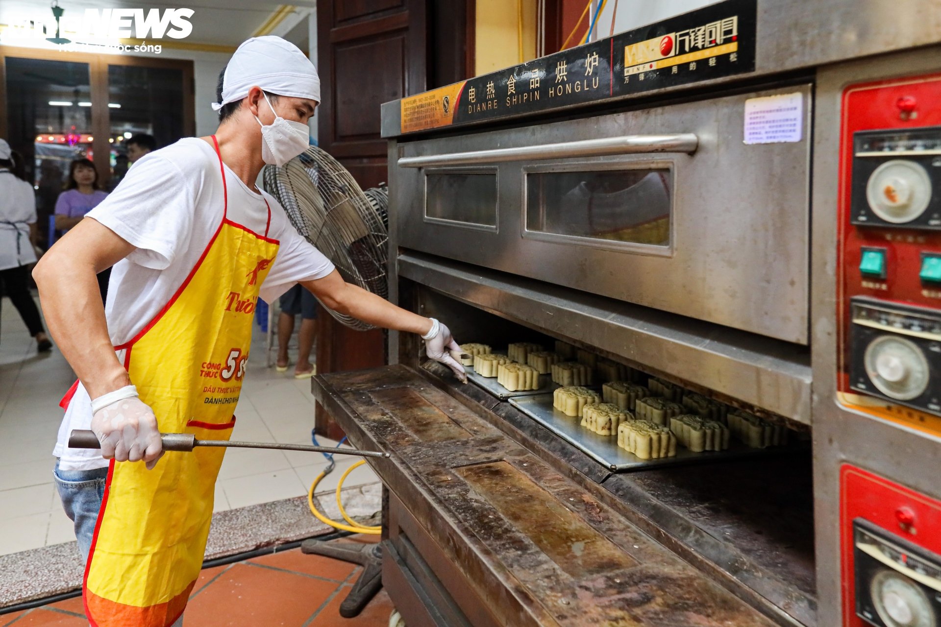 Cảnh sản xuất bánh Trung thu siêu hút khách ở làng nghề nổi tiếng Hà Nội - 15