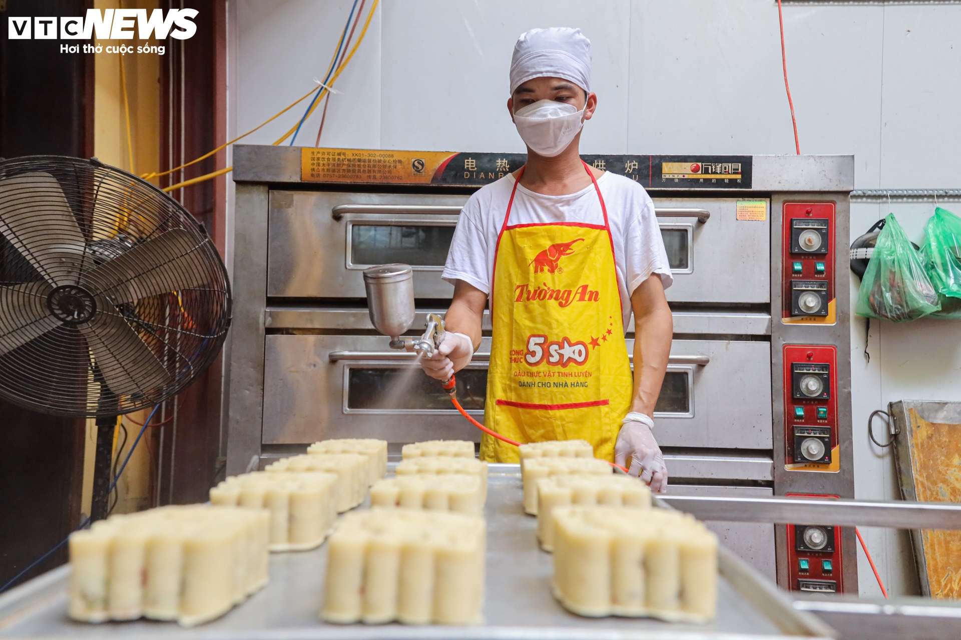 Cảnh sản xuất bánh Trung thu siêu hút khách ở làng nghề nổi tiếng Hà Nội - 13