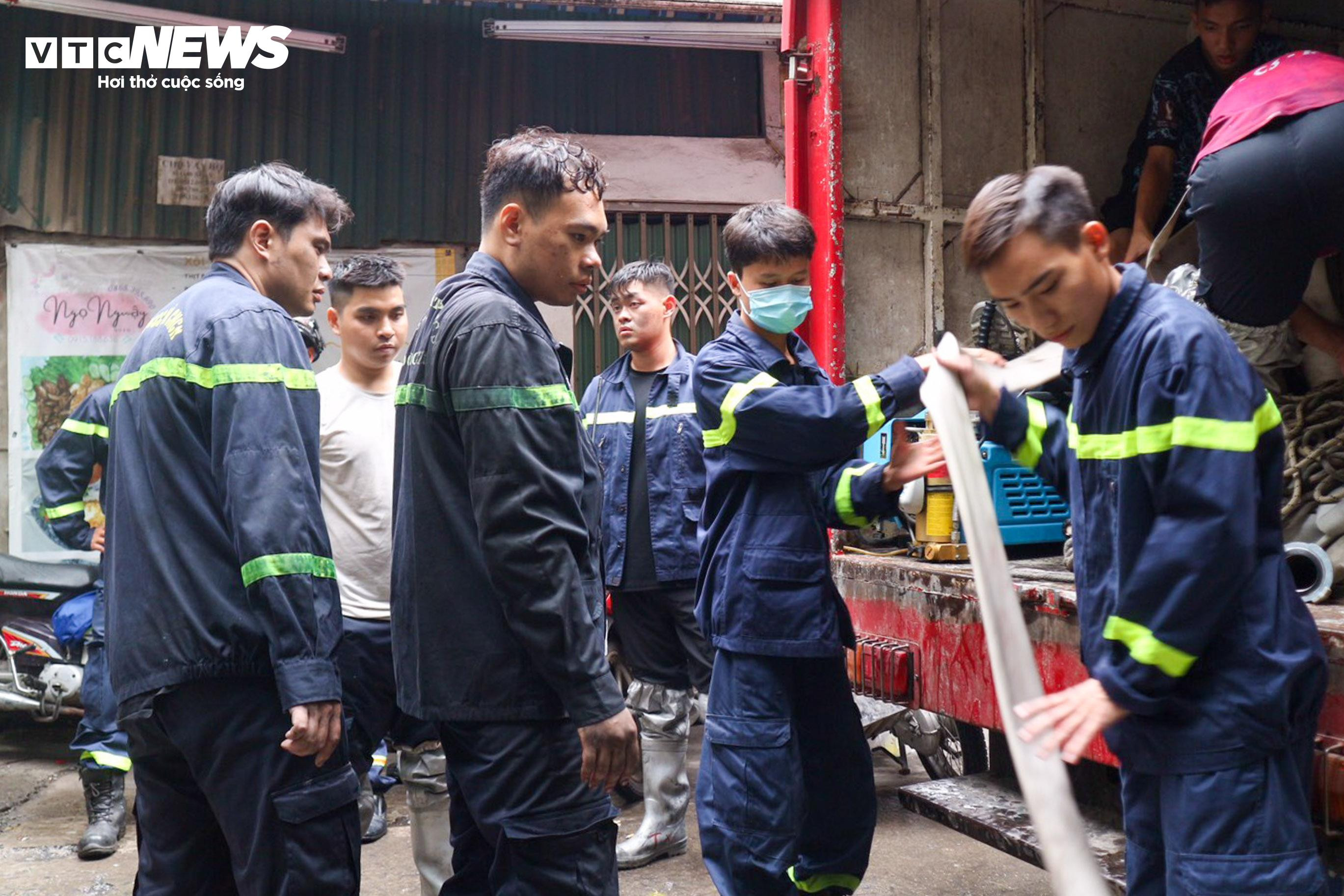 Người dân mang đồ ăn, nước uống tiếp sức cho cảnh sát chữa cháy chung cư mini - 6