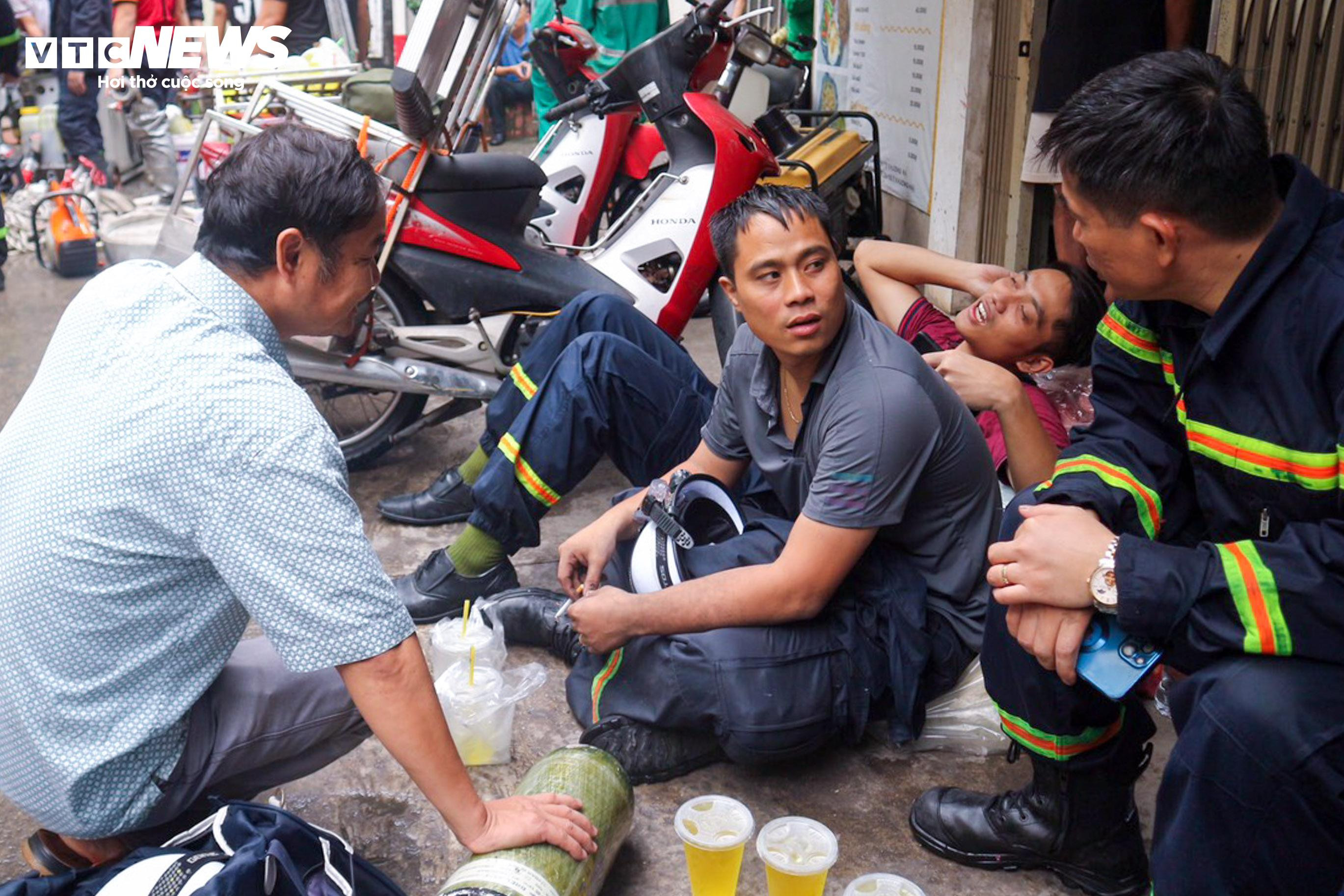 Người dân mang đồ ăn, nước uống tiếp sức cho cảnh sát chữa cháy chung cư mini - 7