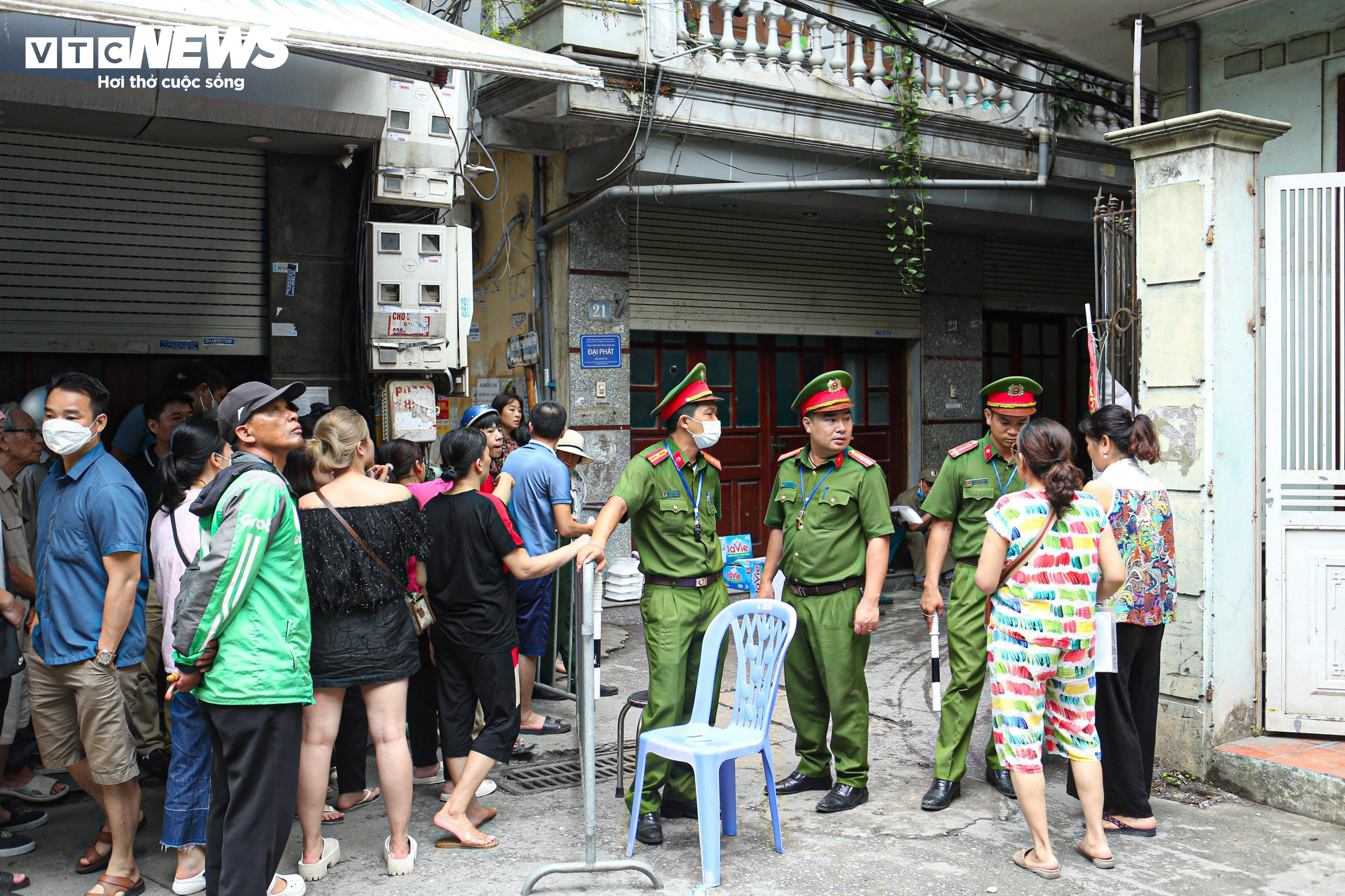 Người dân mang đồ ăn, nước uống tiếp sức cho cảnh sát chữa cháy chung cư mini - 14