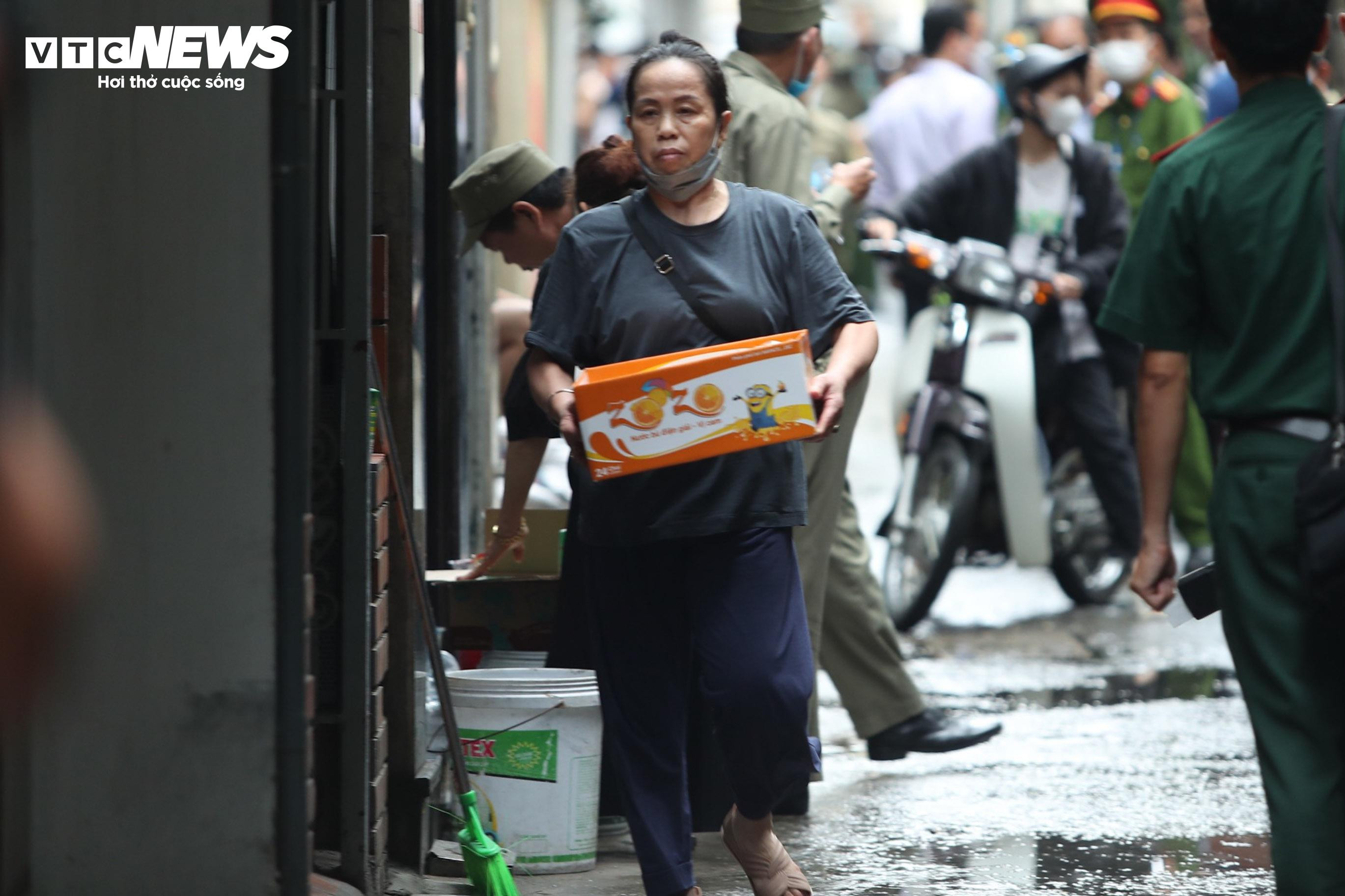 Người dân mang đồ ăn, nước uống tiếp sức cho cảnh sát chữa cháy chung cư mini - 13