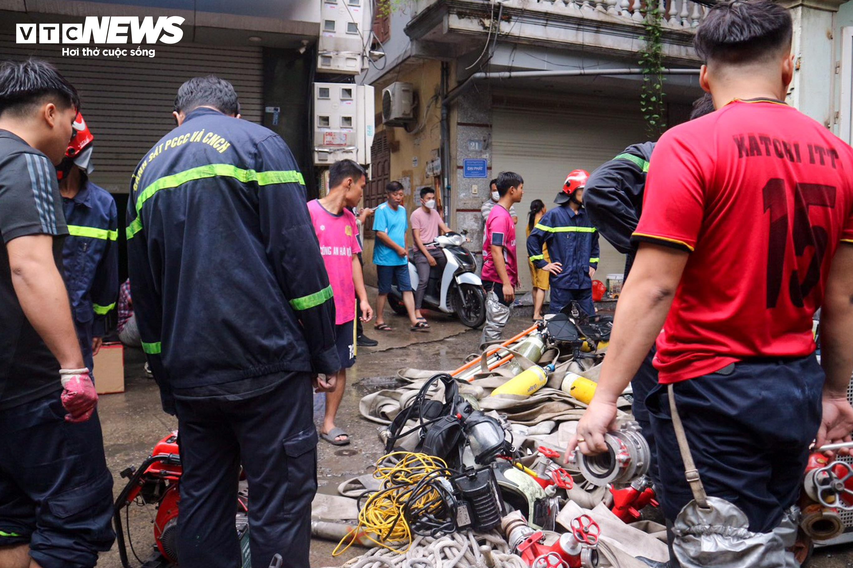 Người dân mang đồ ăn, nước uống tiếp sức cho cảnh sát chữa cháy chung cư mini - 4