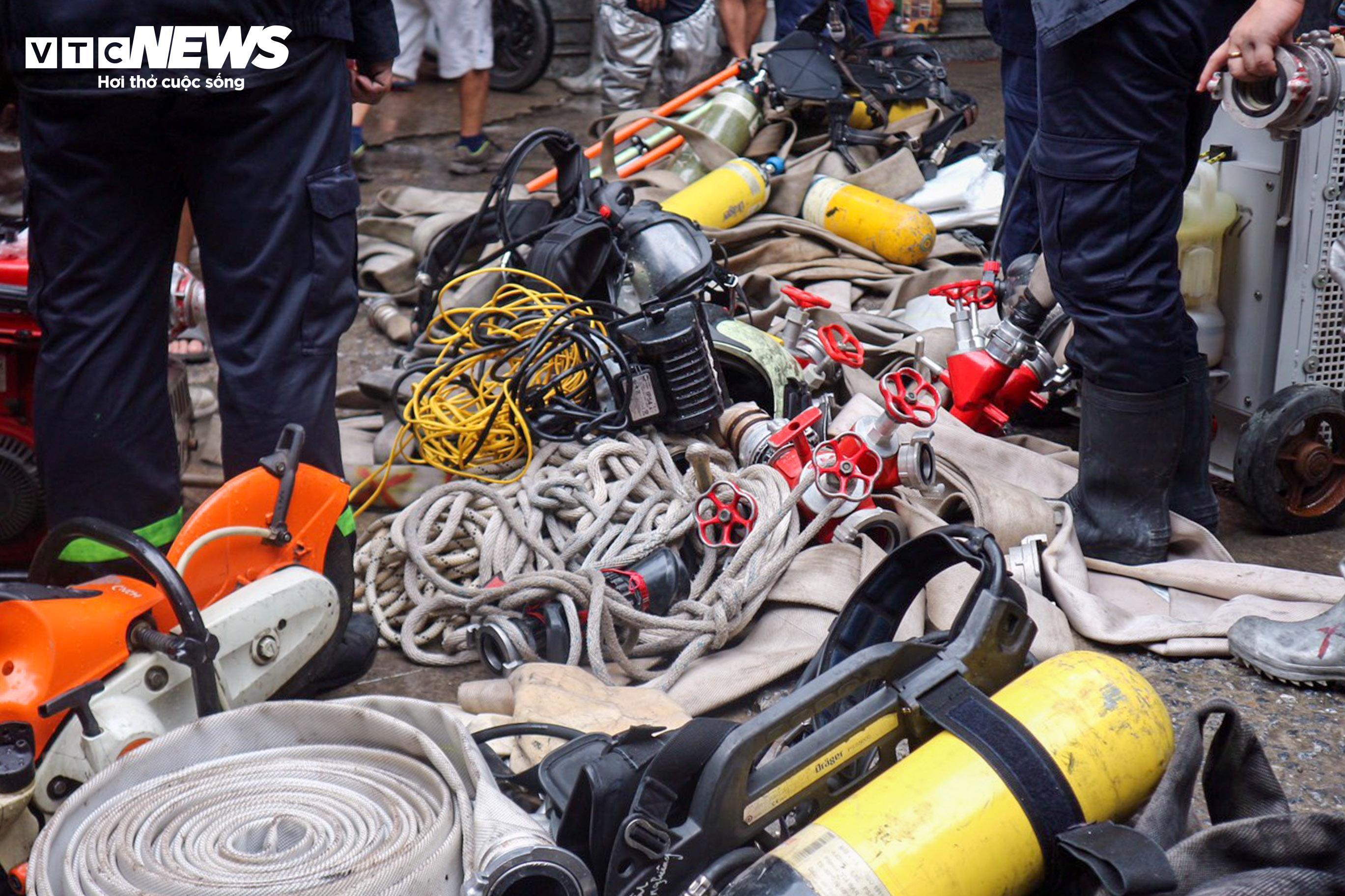 Người dân mang đồ ăn, nước uống tiếp sức cho cảnh sát chữa cháy chung cư mini - 5