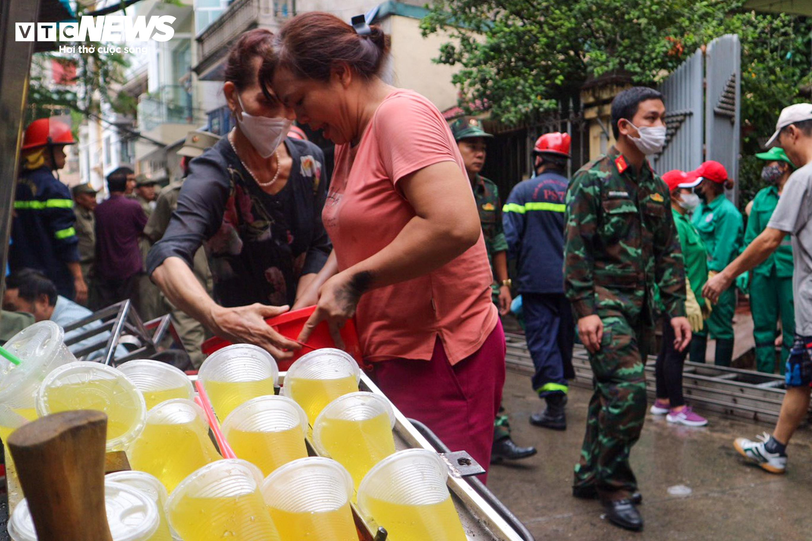 Người dân mang đồ ăn, nước uống tiếp sức cho cảnh sát chữa cháy chung cư mini - 9