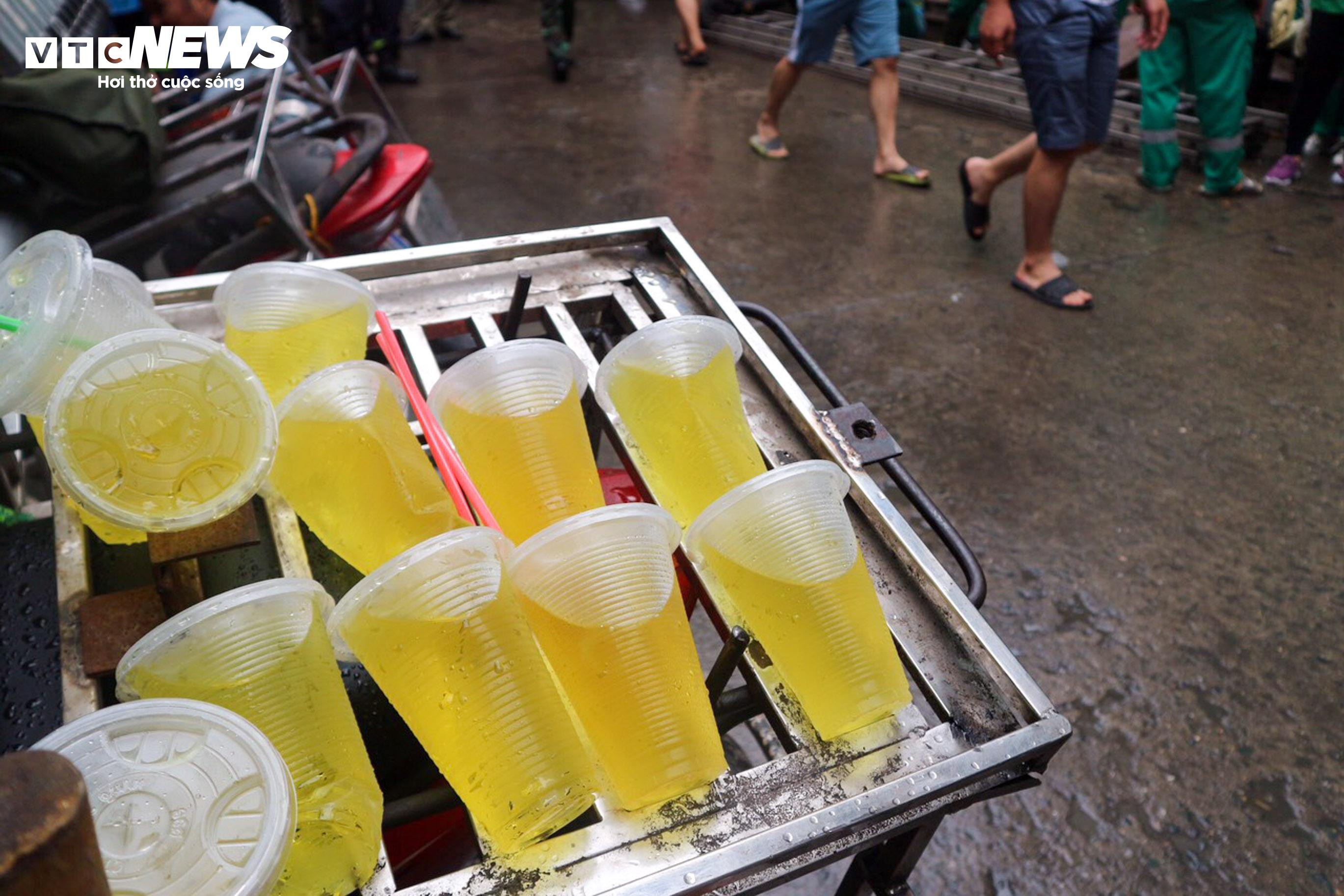 Người dân mang đồ ăn, nước uống tiếp sức cho cảnh sát chữa cháy chung cư mini - 10