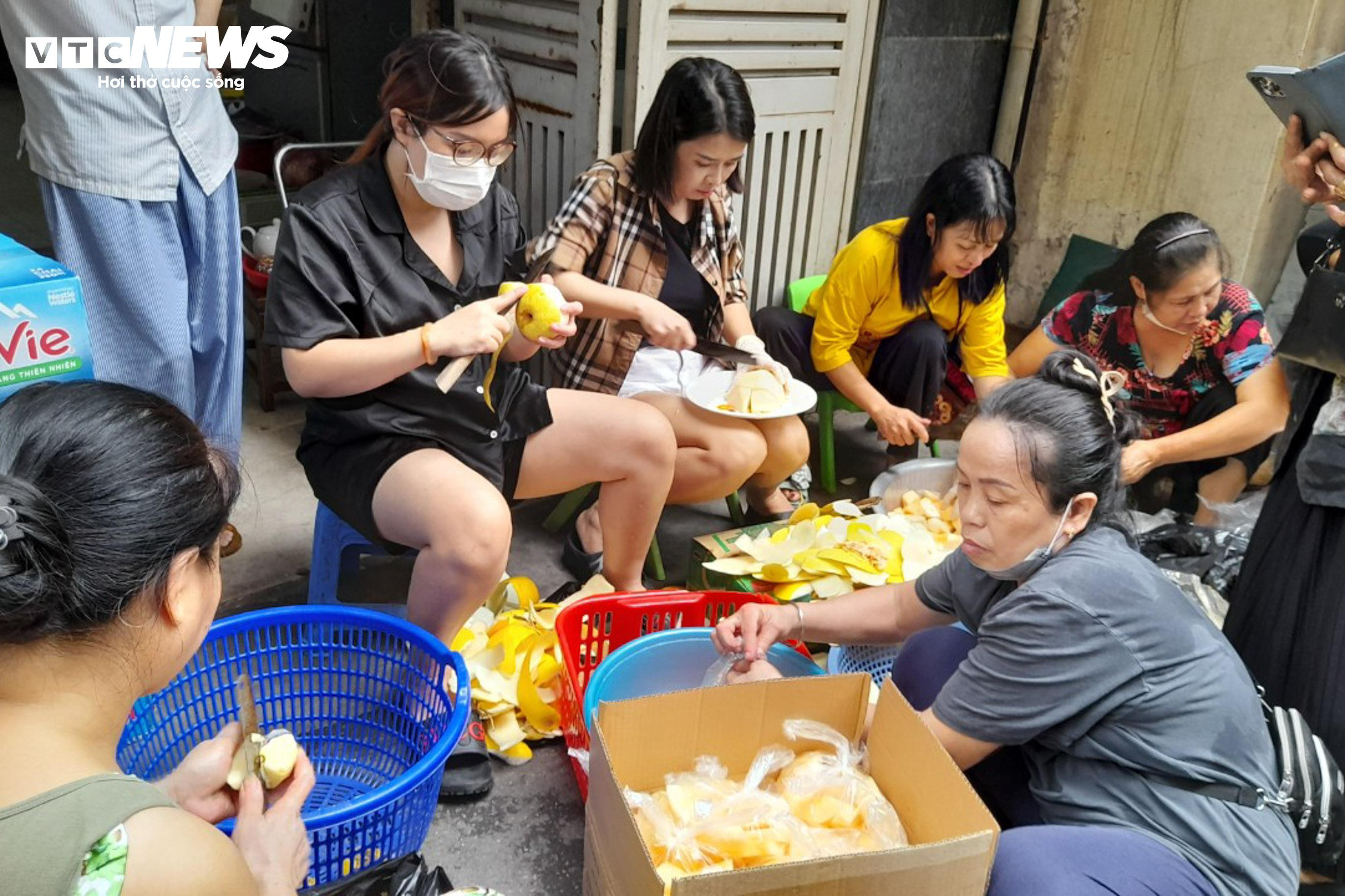 Người dân mang đồ ăn, nước uống tiếp sức cho cảnh sát chữa cháy chung cư mini - 8