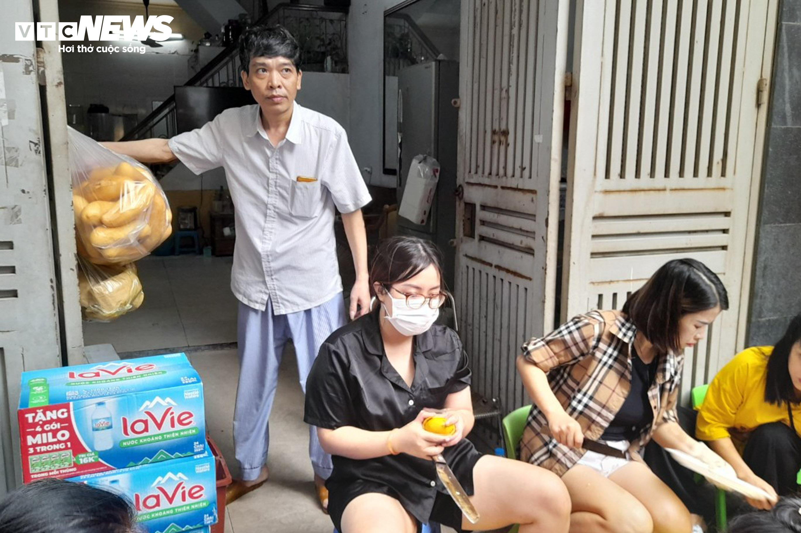 Người dân mang đồ ăn, nước uống tiếp sức cho cảnh sát chữa cháy chung cư mini - 12