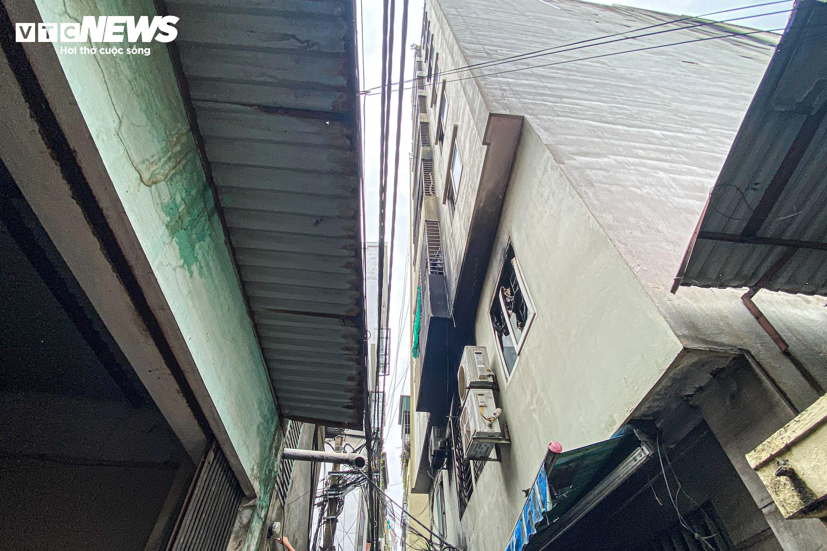 Người dân mang đồ ăn, nước uống tiếp sức cho cảnh sát chữa cháy chung cư mini - 2