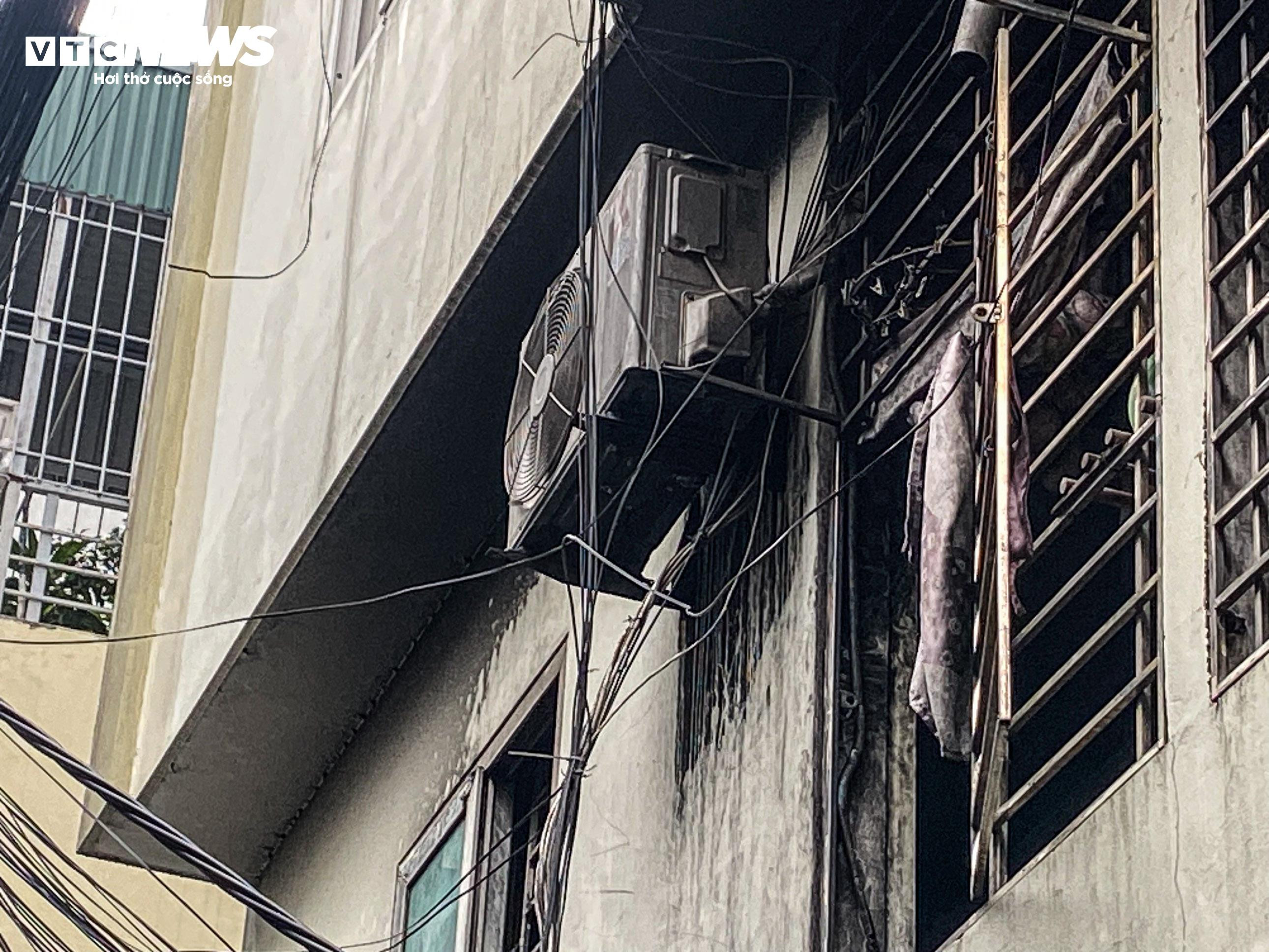 Người dân mang đồ ăn, nước uống tiếp sức cho cảnh sát chữa cháy chung cư mini - 3