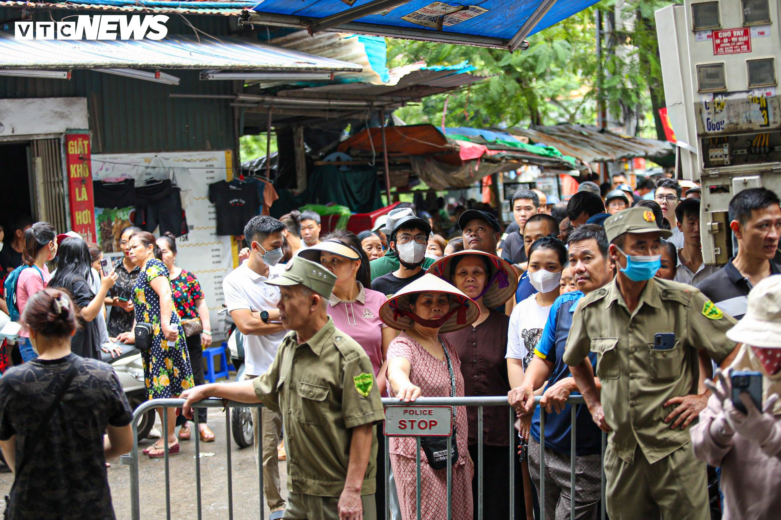 Người dân mang đồ ăn, nước uống tiếp sức cho cảnh sát chữa cháy chung cư mini - 1