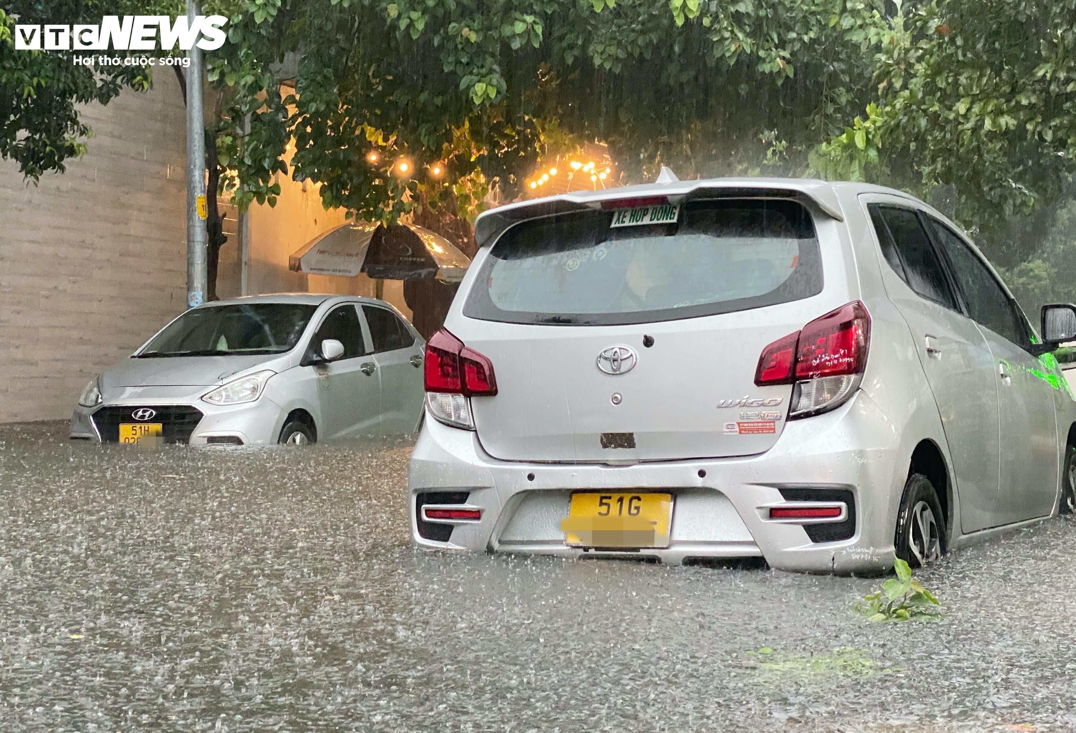 TP.HCM: Đường mênh mông nước, người dân khổ sở về nhà sau cơn mưa lớn - 3