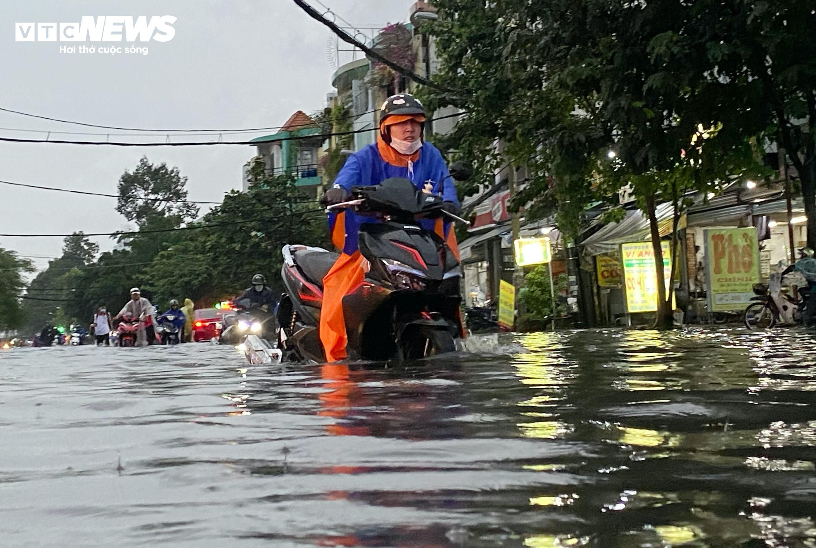 TP.HCM: Đường mênh mông nước, người dân khổ sở về nhà sau cơn mưa lớn - 8