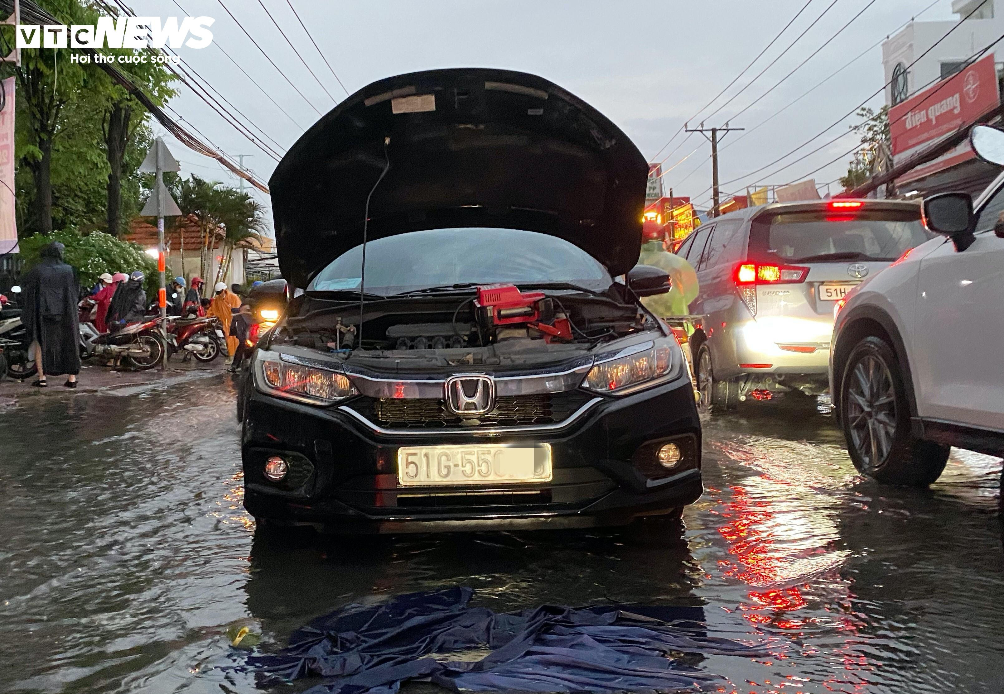 TP.HCM: Đường mênh mông nước, người dân khổ sở về nhà sau cơn mưa lớn - 11