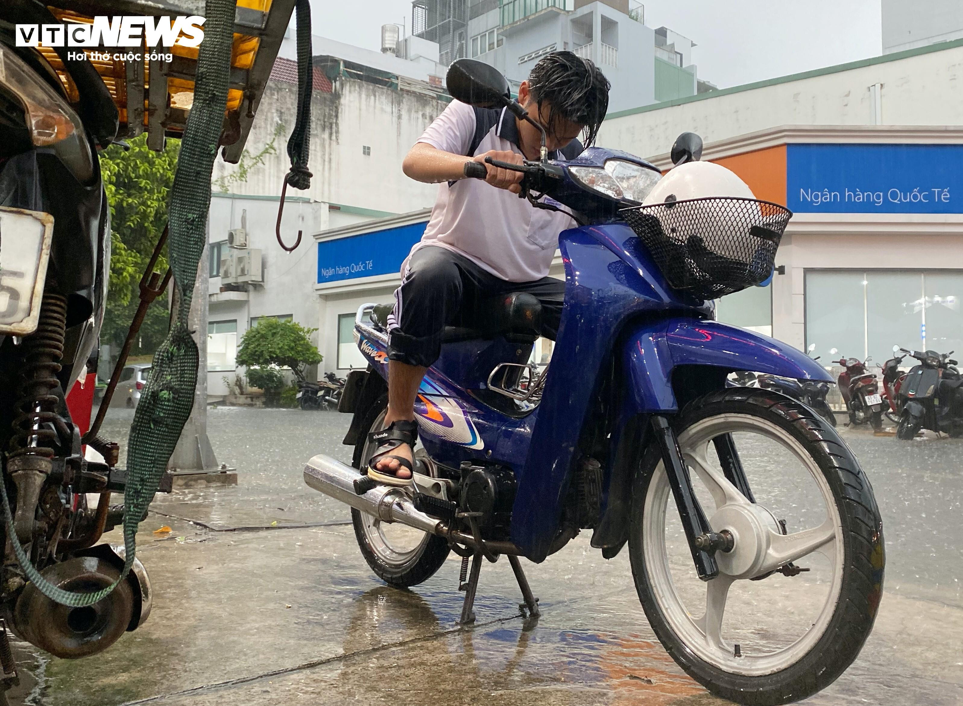 TP.HCM: Đường mênh mông nước, người dân khổ sở về nhà sau cơn mưa lớn - 6