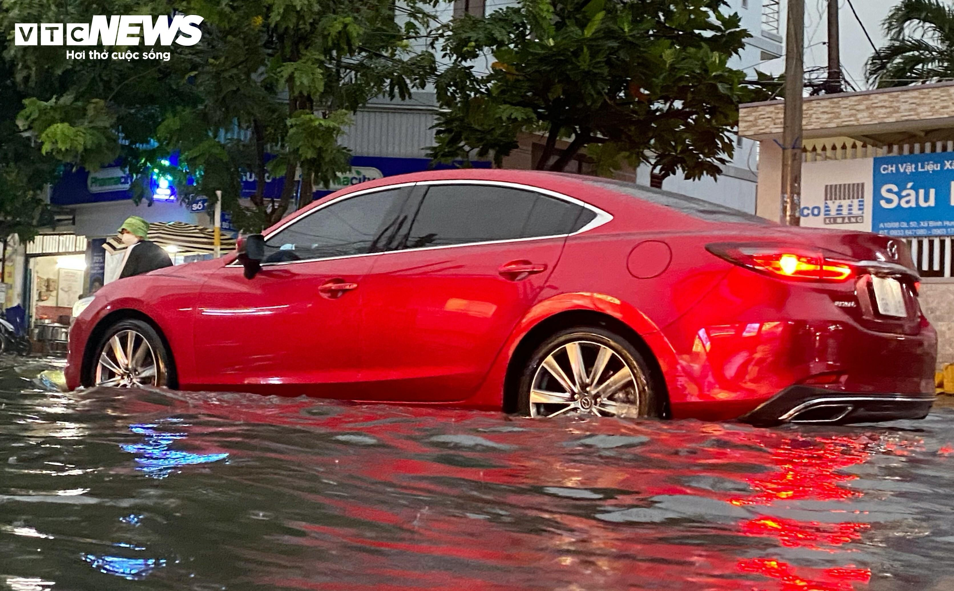 TP.HCM: Đường mênh mông nước, người dân khổ sở về nhà sau cơn mưa lớn - 12