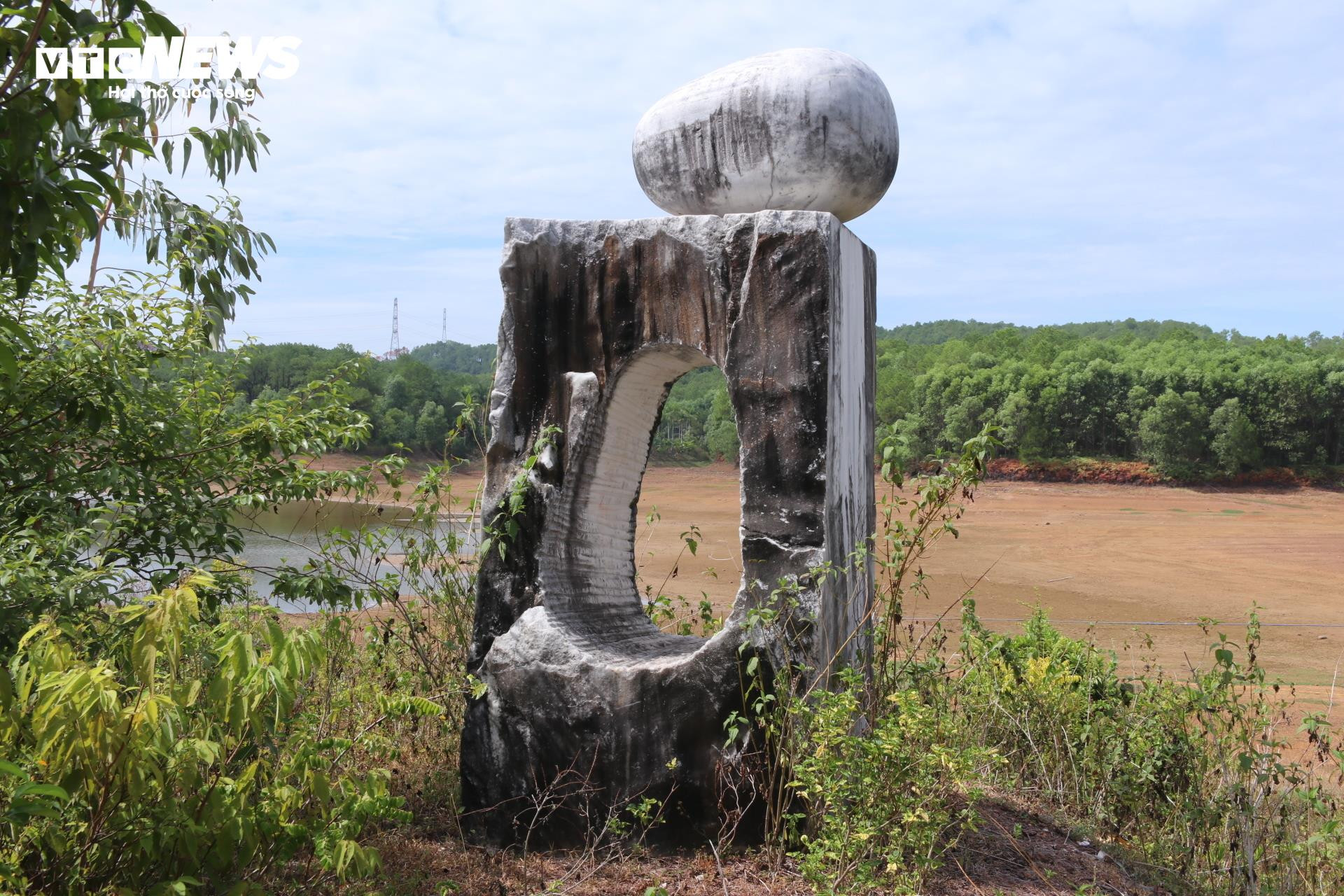 Loạt tượng điêu khắc bị bỏ quên trong công viên kinh dị nổi tiếng thế giới ở Huế - 7