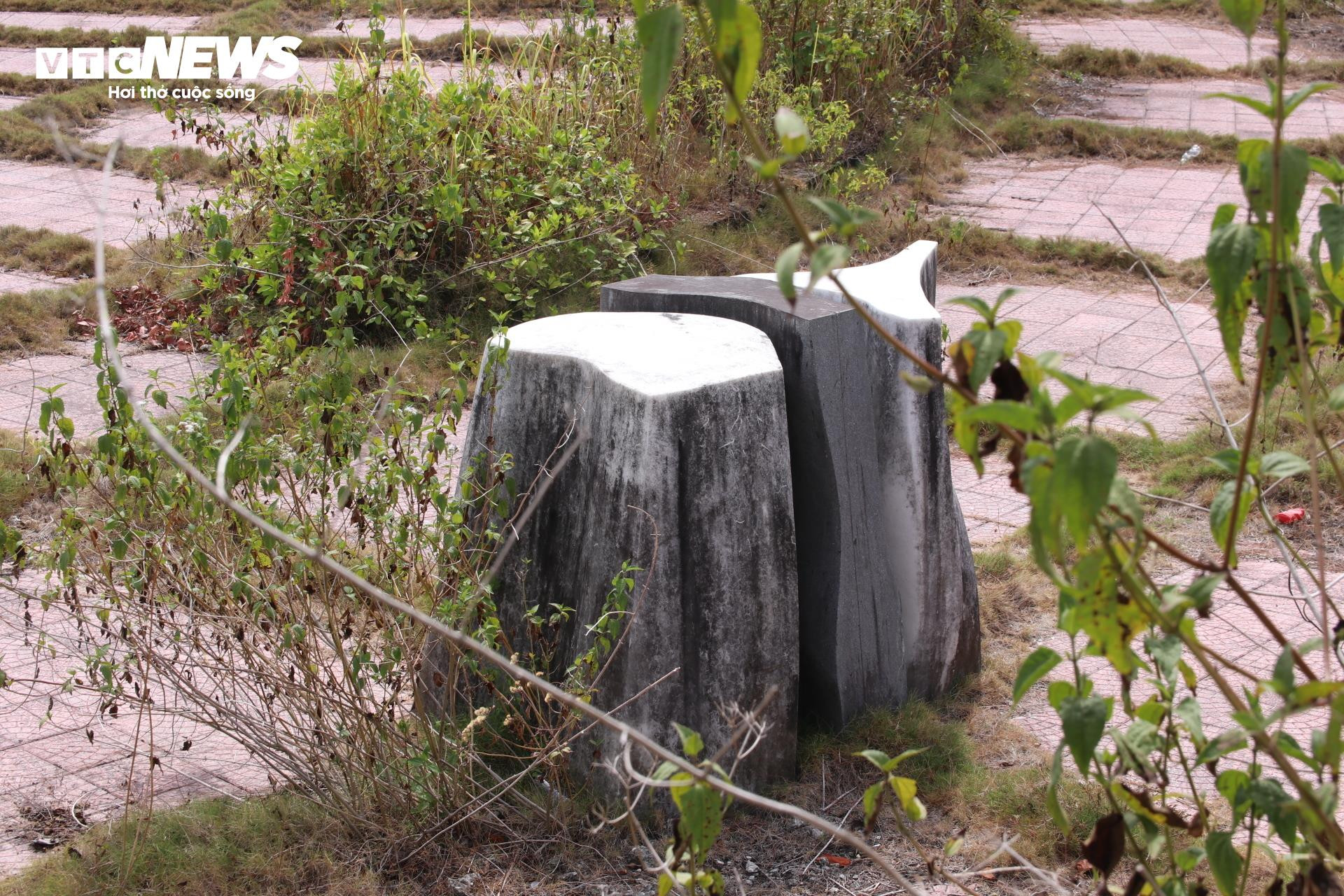 Loạt tượng điêu khắc bị bỏ quên trong công viên kinh dị nổi tiếng thế giới ở Huế - 9
