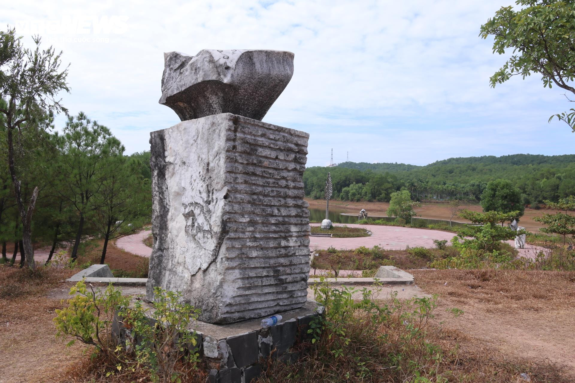 Loạt tượng điêu khắc bị bỏ quên trong công viên kinh dị nổi tiếng thế giới ở Huế - 4