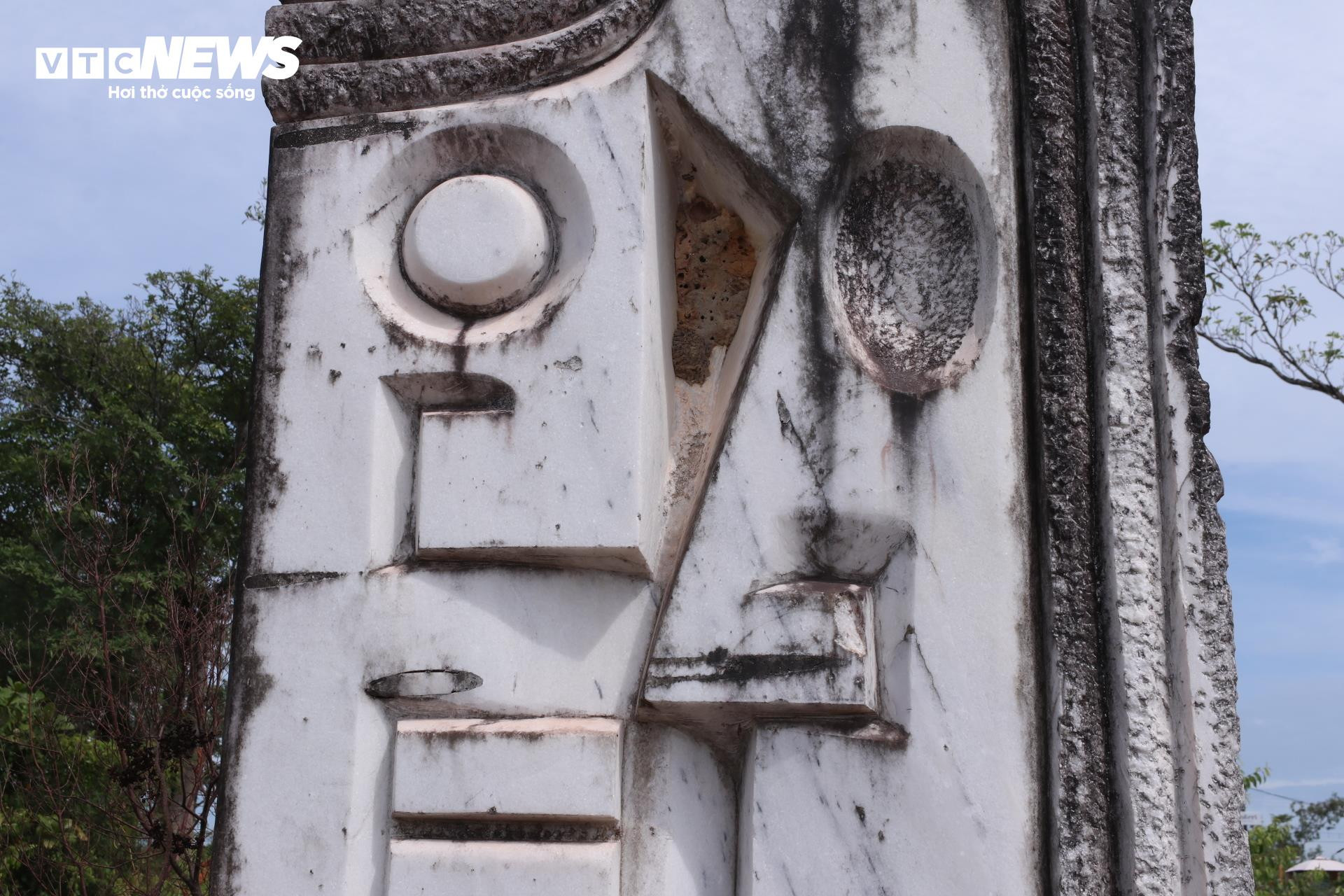 Loạt tượng điêu khắc bị bỏ quên trong công viên kinh dị nổi tiếng thế giới ở Huế - 3