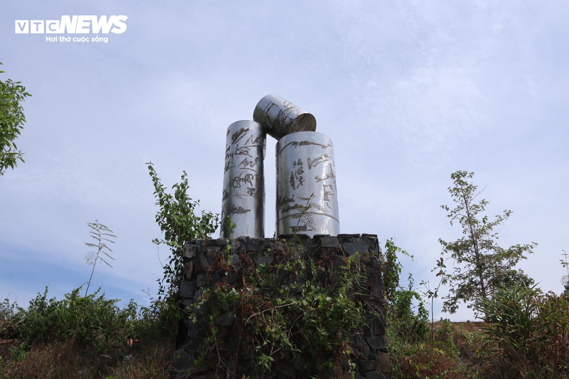 Loạt tượng điêu khắc bị bỏ quên trong công viên kinh dị nổi tiếng thế giới ở Huế - 2