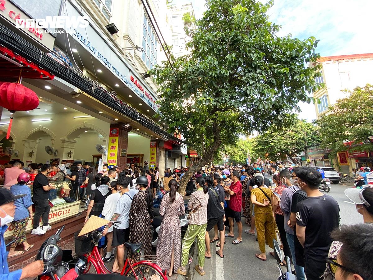 Dòng người xếp hàng từ sớm, chờ lấy số mua bánh Trung thu nức tiếng đất Cảng - 11