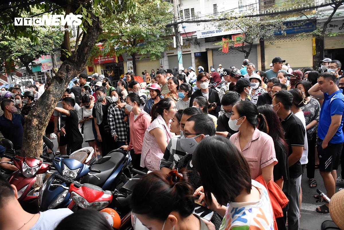 Dòng người xếp hàng từ sớm, chờ lấy số mua bánh Trung thu nức tiếng đất Cảng - 4