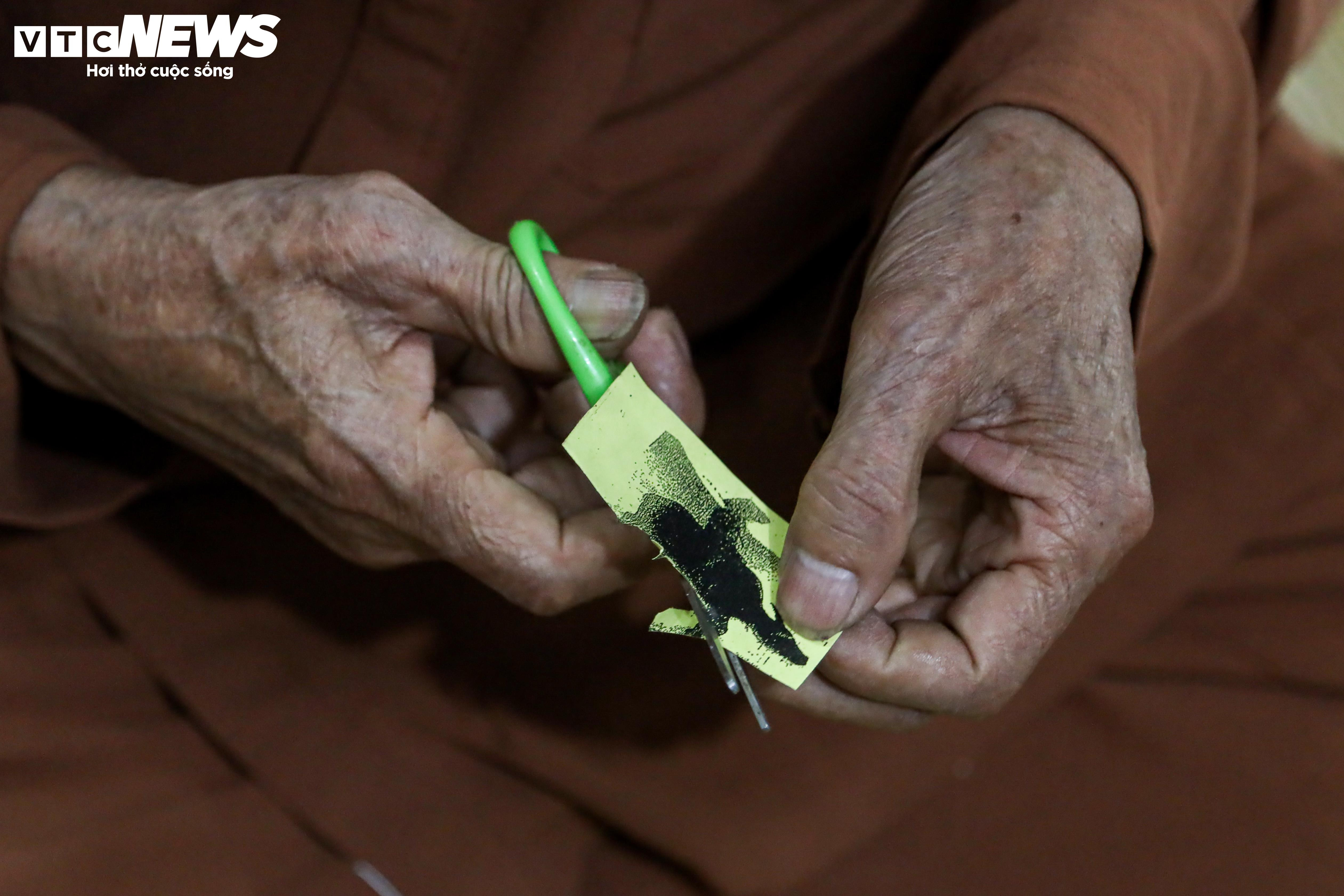 Nghệ nhân 84 tuổi vẫn miệt mài làm đèn hiếu thảo mỗi dịp Trung thu - 9