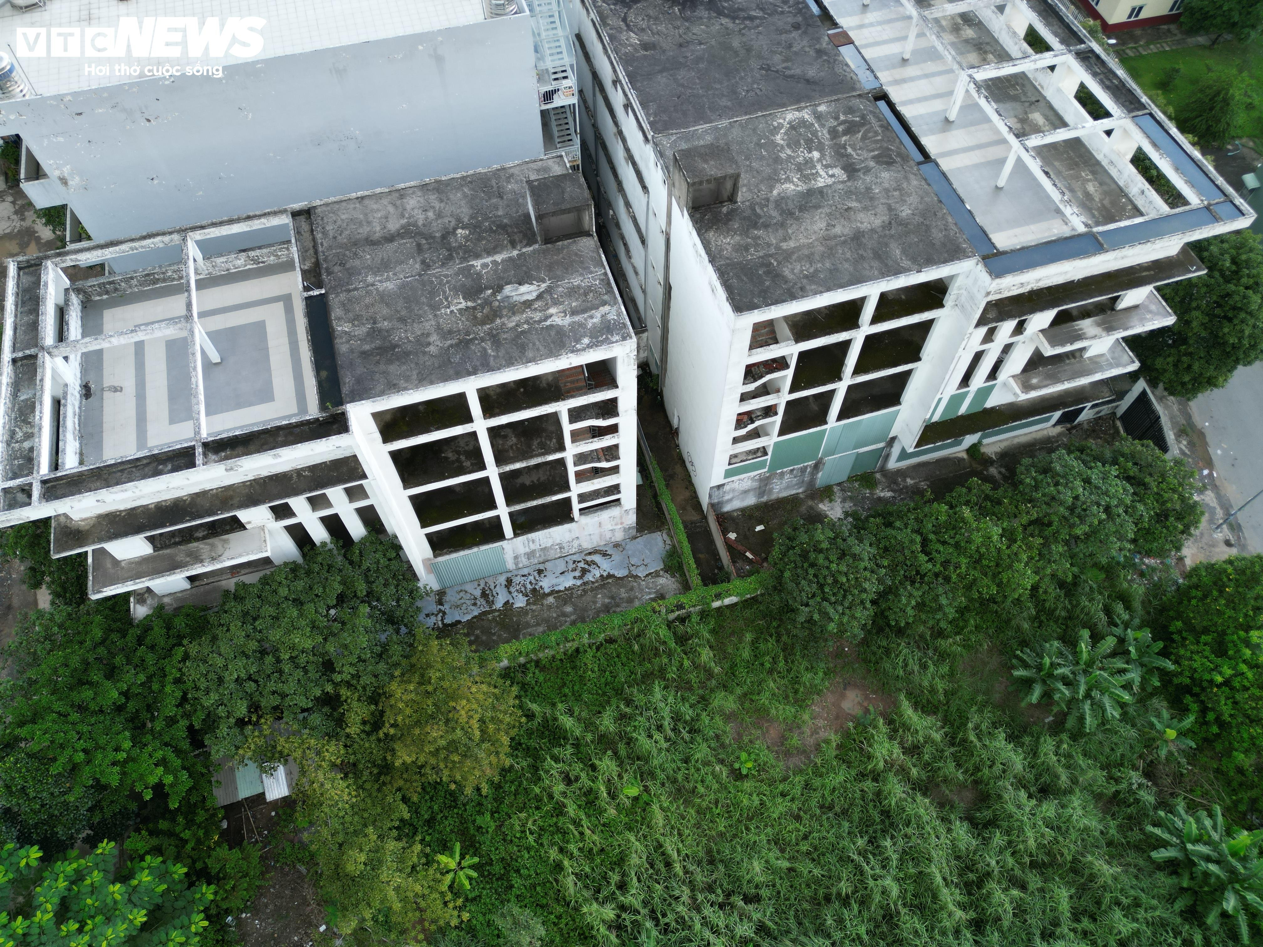 TP.HCM: Ngán ngẩm với con đường lầy lội, ngập rác ở khu tái định cư Bến Lức - 10