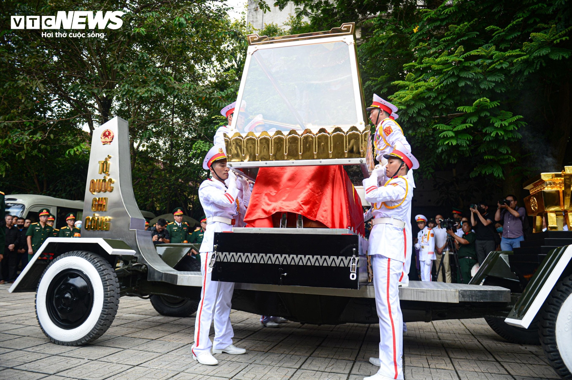 Tiễn đưa Thượng tướng Nguyễn Chí Vịnh về nơi an nghỉ cuối cùng - 10