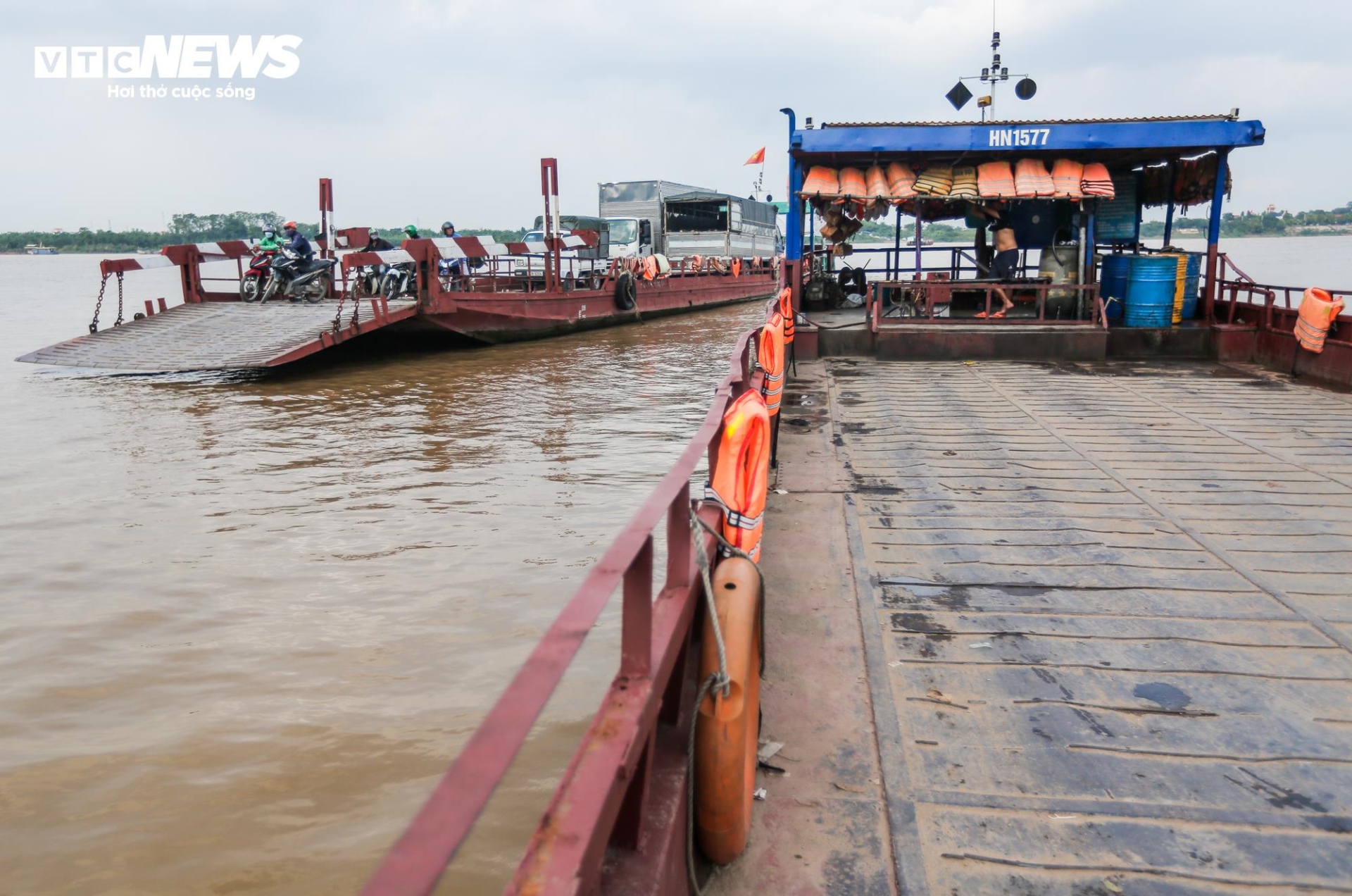 Theo chân Cảnh sát đường thuỷ Hà Nội kiểm tra nồng độ cồn lái tàu - 4